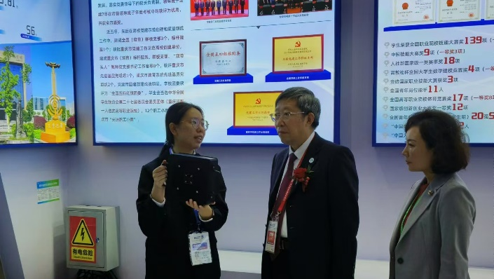 团队学生向专家领导讲解设备技术及应用 团队学生向专家领导讲解设备技术及应用