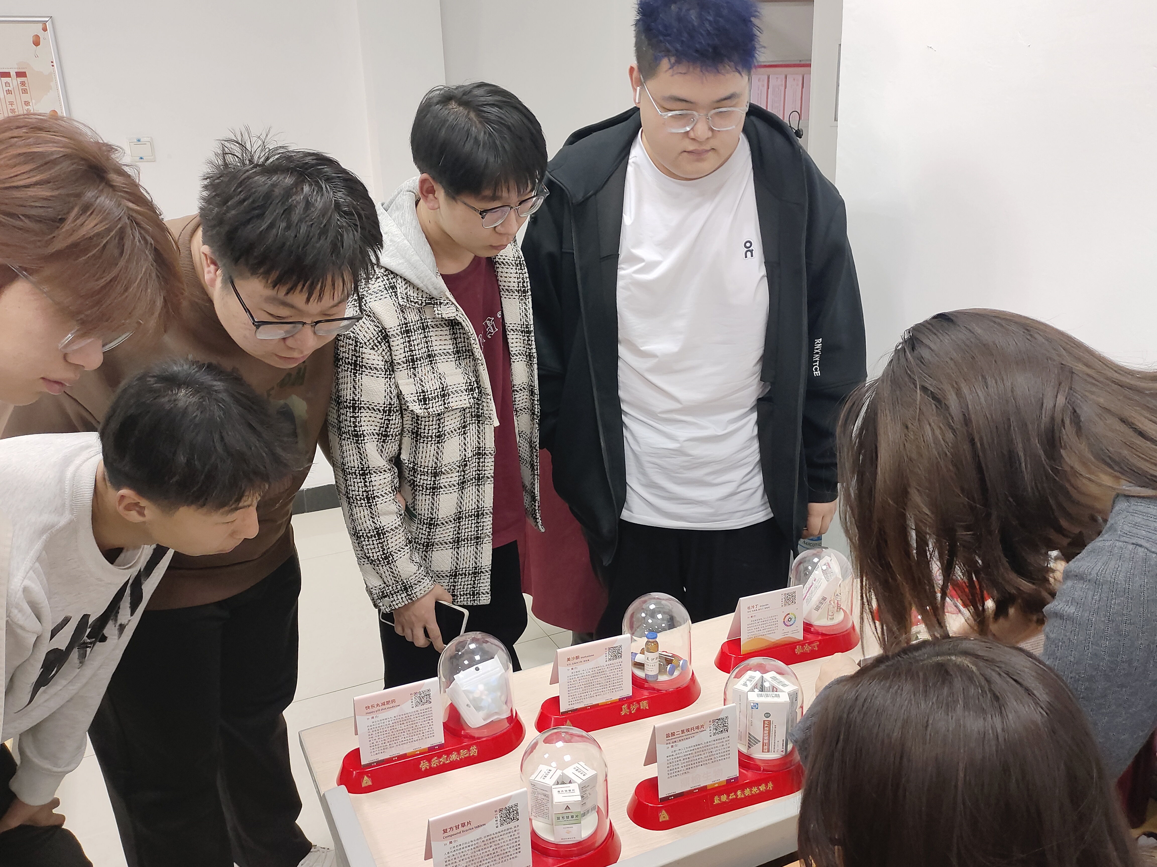 学生观看毒品模型