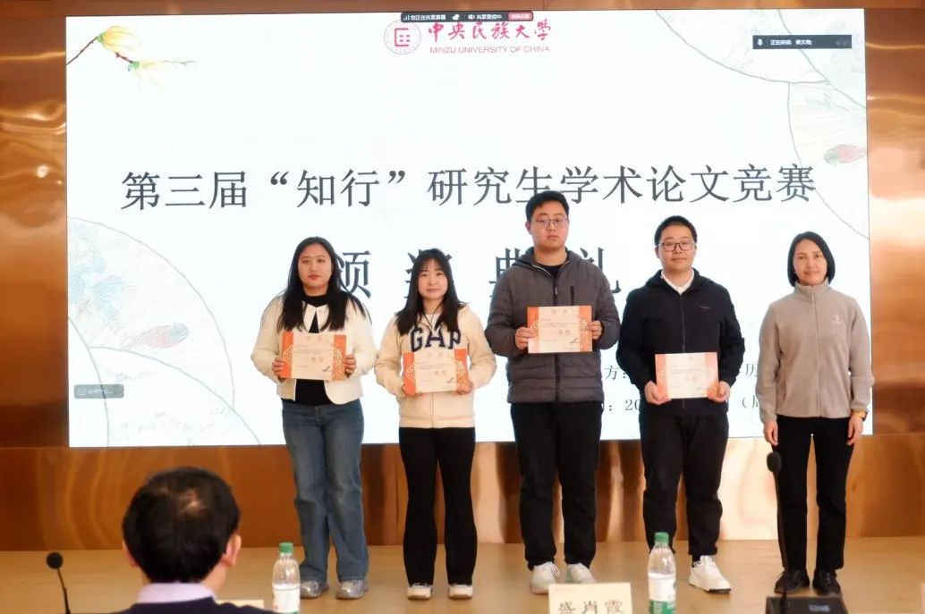 盛肖霞老师为硕士一等奖颁奖