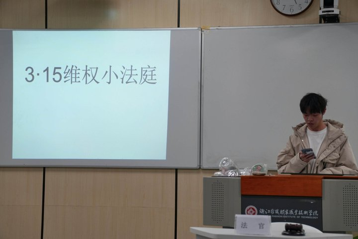 2827e3acce5e4d808f5107eb5722c16c