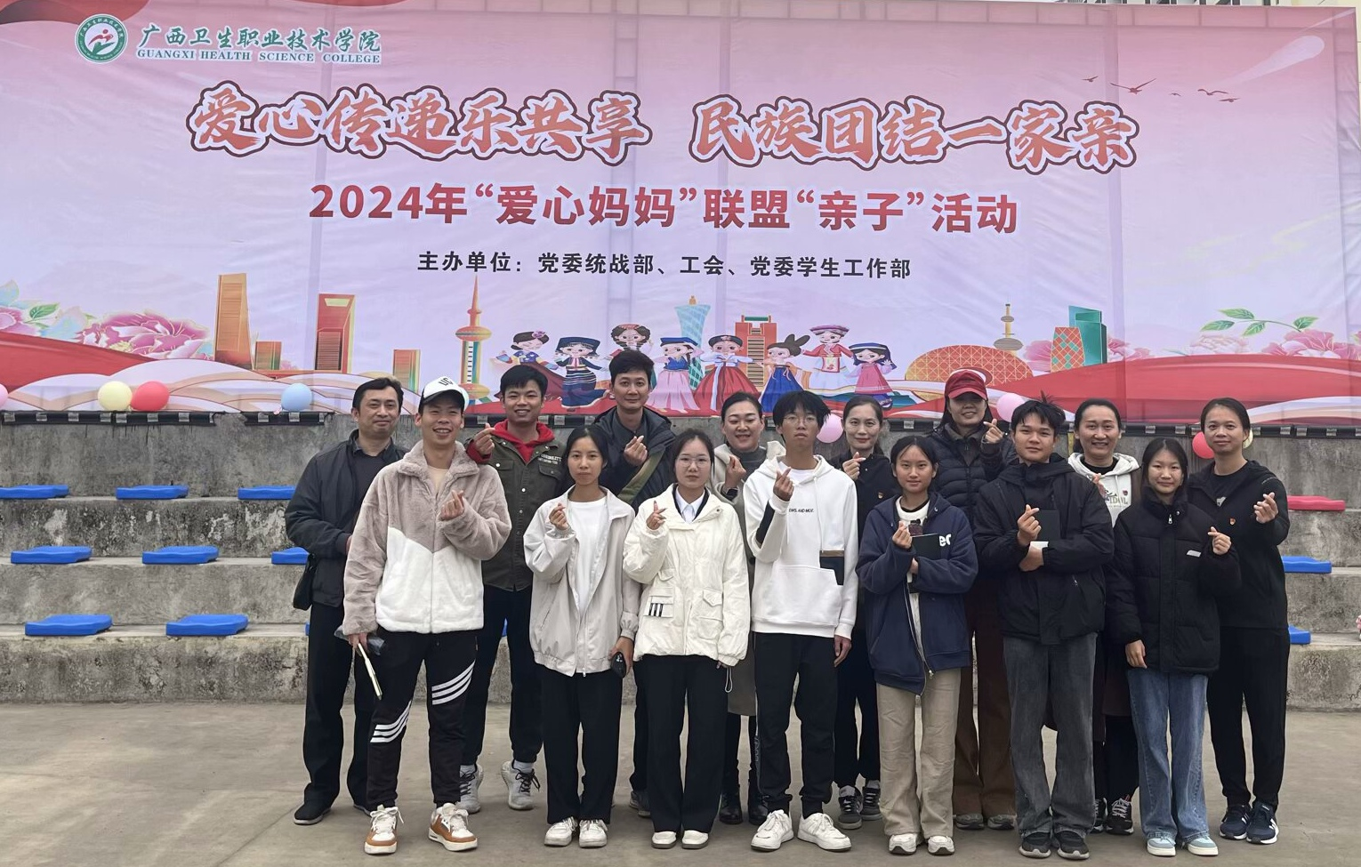 支部党员与结对同学合影