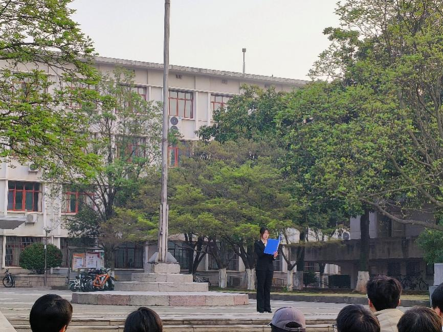 图为商学院学姐国旗下微宣讲 图为商学院学姐国旗下微宣讲