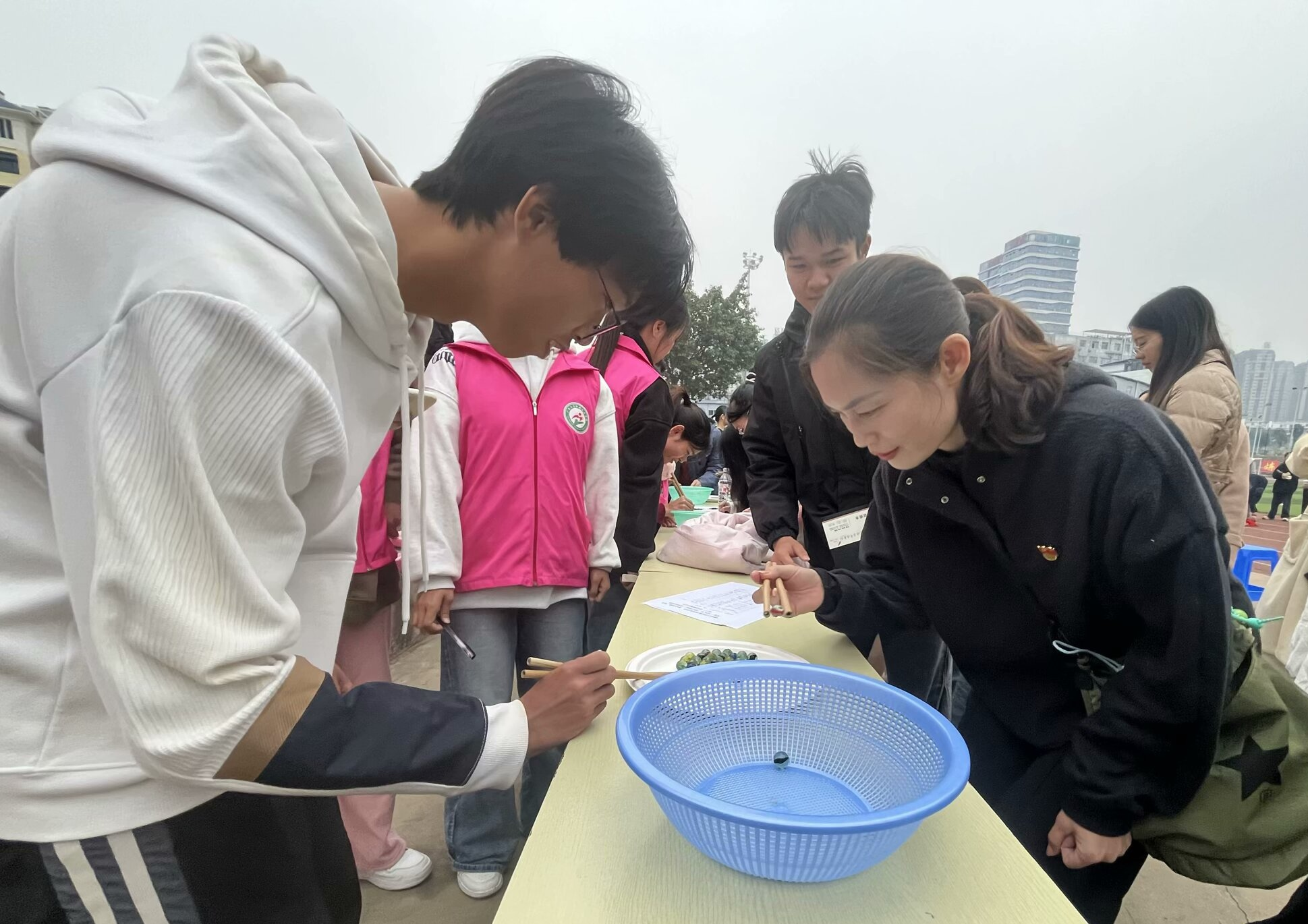 党员同志与结对同学参与活动