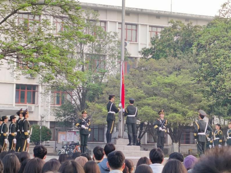 图为升国旗前准备 图为升国旗前准备