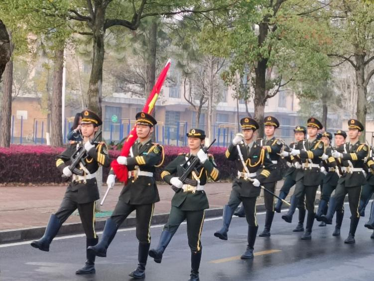 图为国旗护卫队行至旗台 图为国旗护卫队行至旗台