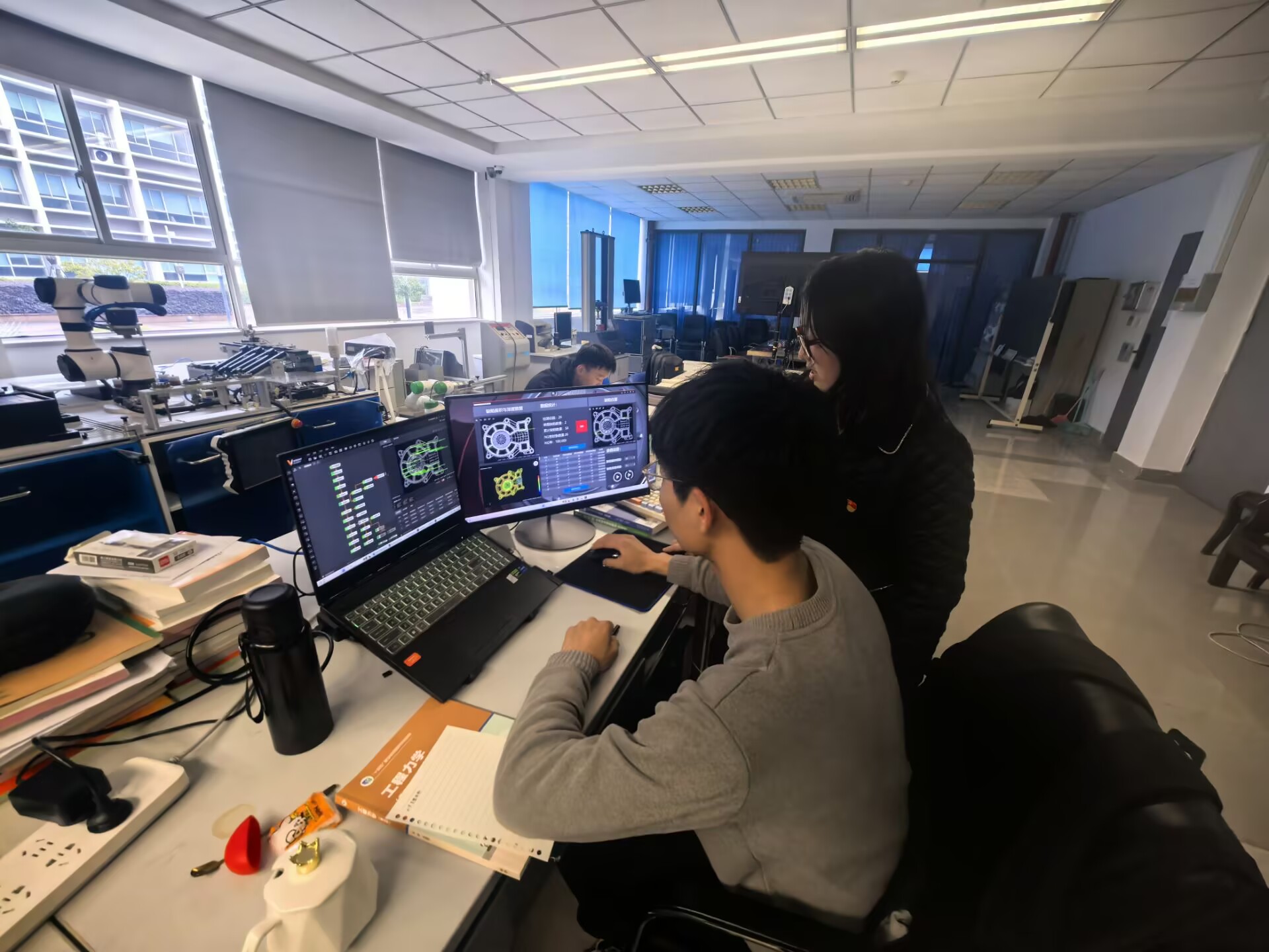 黄婷指导学生做一个视觉比赛项目 黄婷指导学生做一个视觉比赛项目