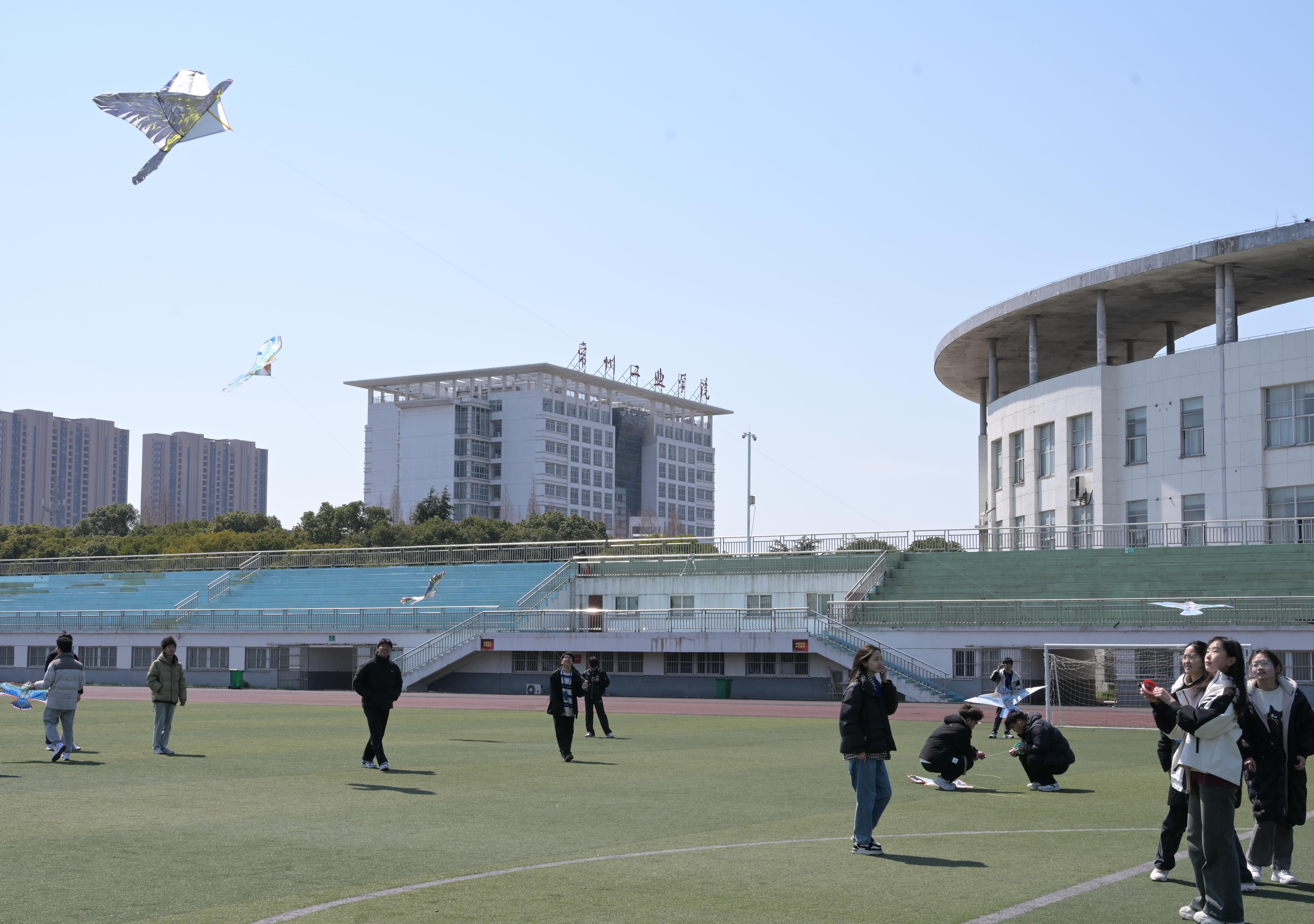 同学放风筝（带常州工业）4