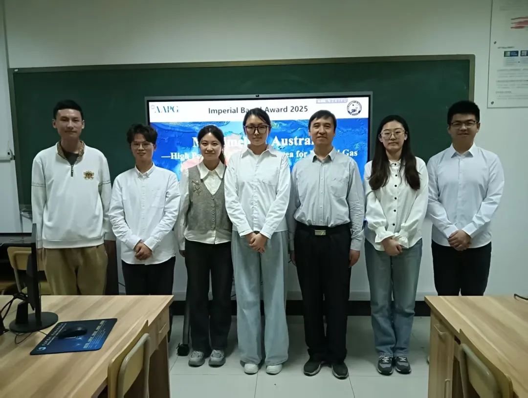 队员完成比赛后合影