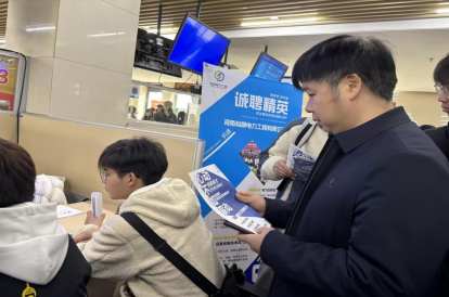 大数据与人工智能教研室主任赴招聘会现场进行调研