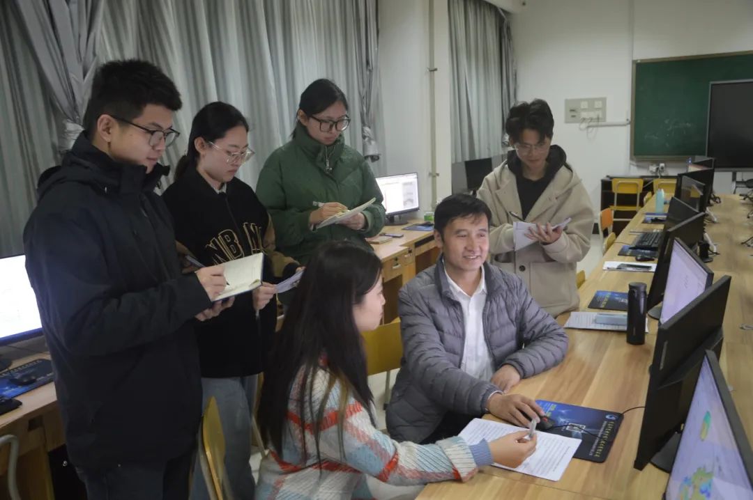 张世奇老师寒假期间指导参赛学生