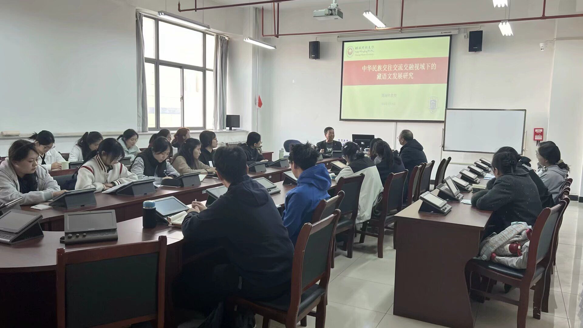 周润年教授讲座照片2