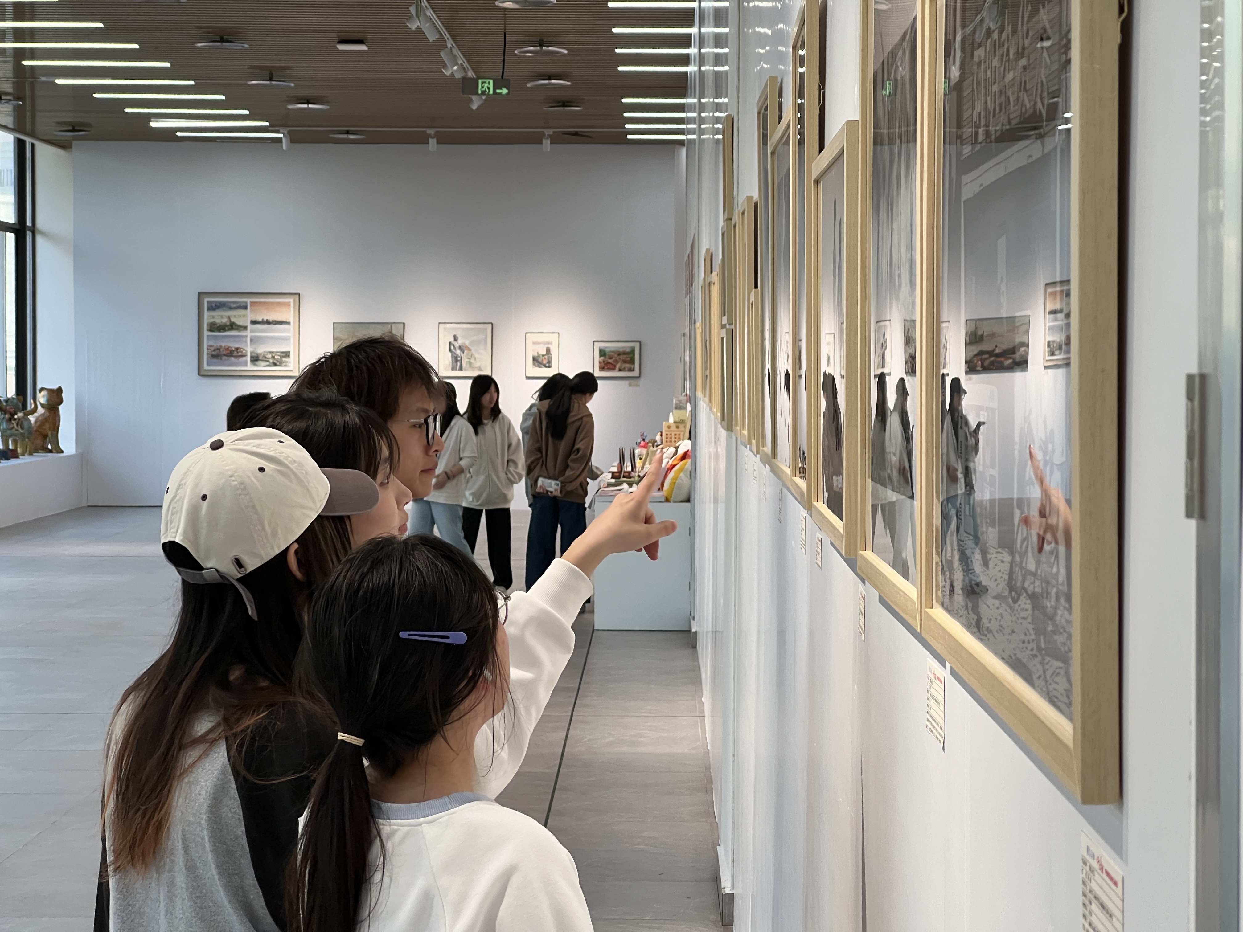 图8-学生参观展览