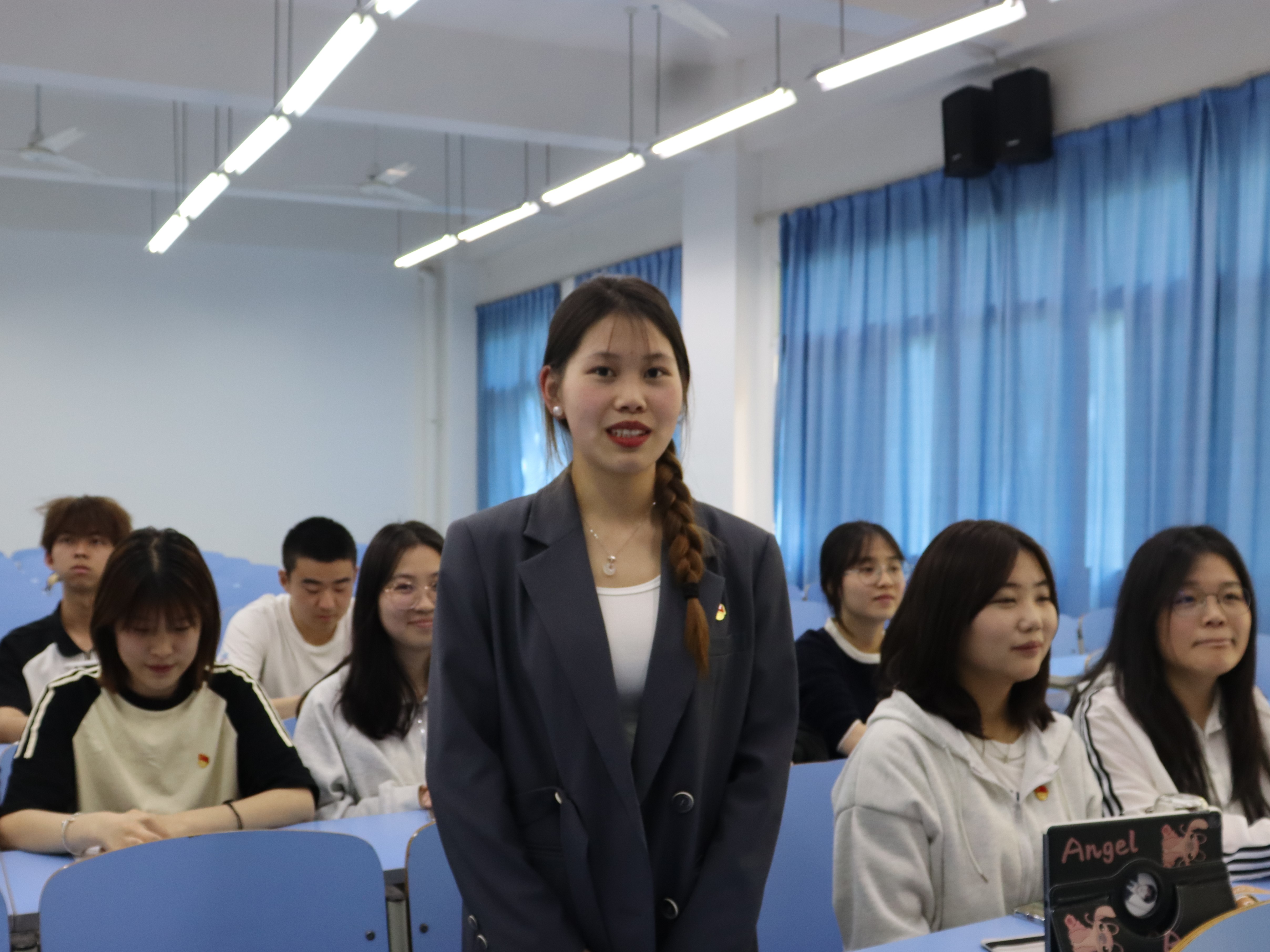 党日活动回答问题特写2