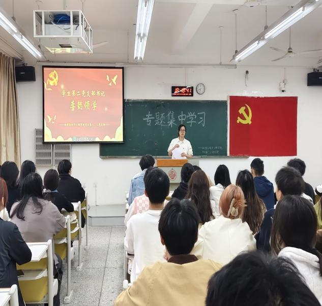 图为：李懿老师领学