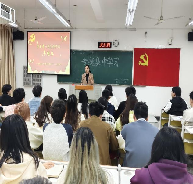 图为：韦继红老师讲话