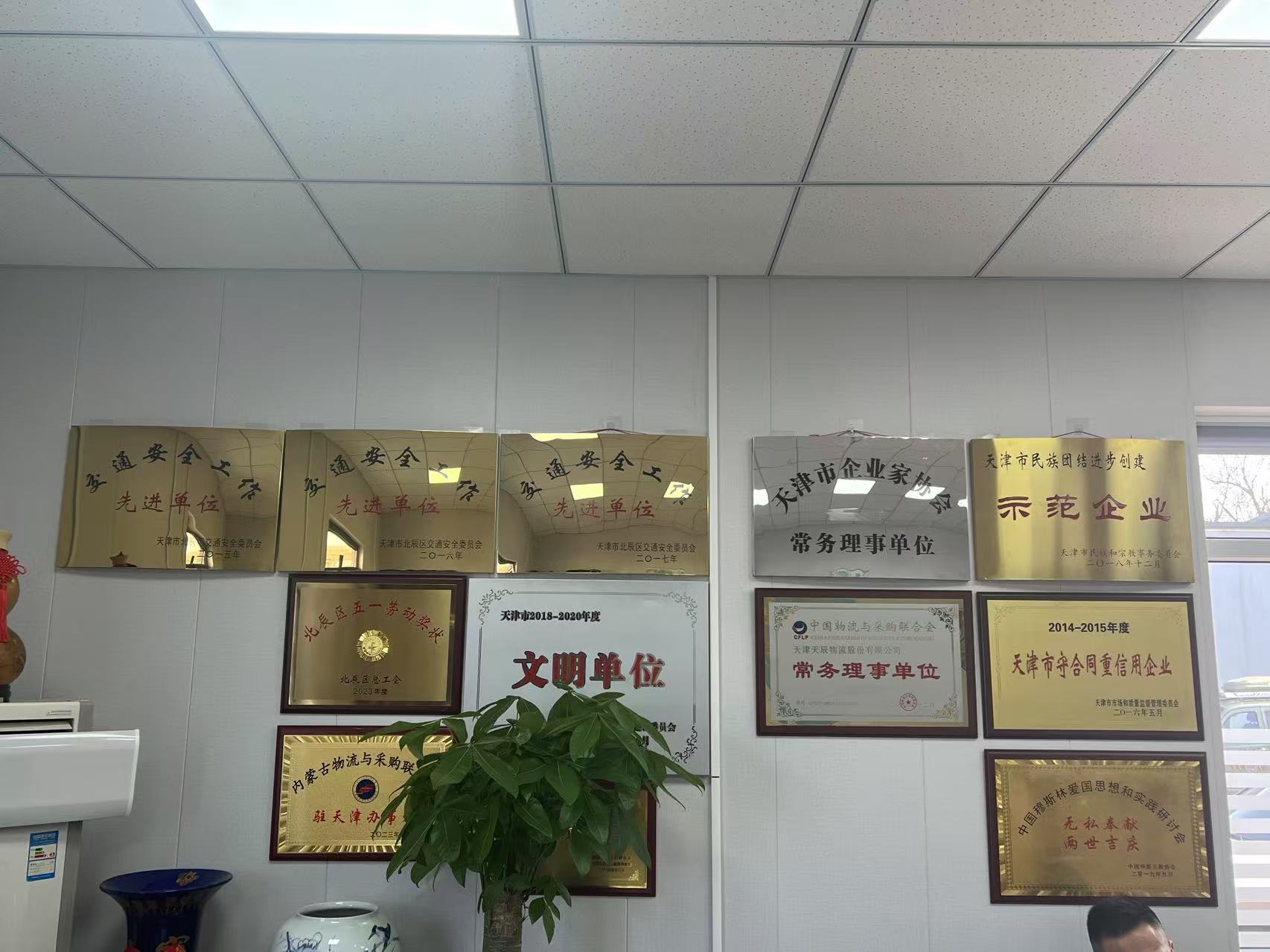 这种听党话、跟党走，持续奋斗创新的企业家精神正是需要传递给青年学子的宝贵品质。
物流管理教工党支部将持续推进"党建+业务"双融双促工作，通过建立校企联合党小组、组建党员技术攻关队等创新举措，切实将本次主题党日成果转化为推动专业建设和人才培养的实际成效，为现代物流业高质量发展注入红色动能。