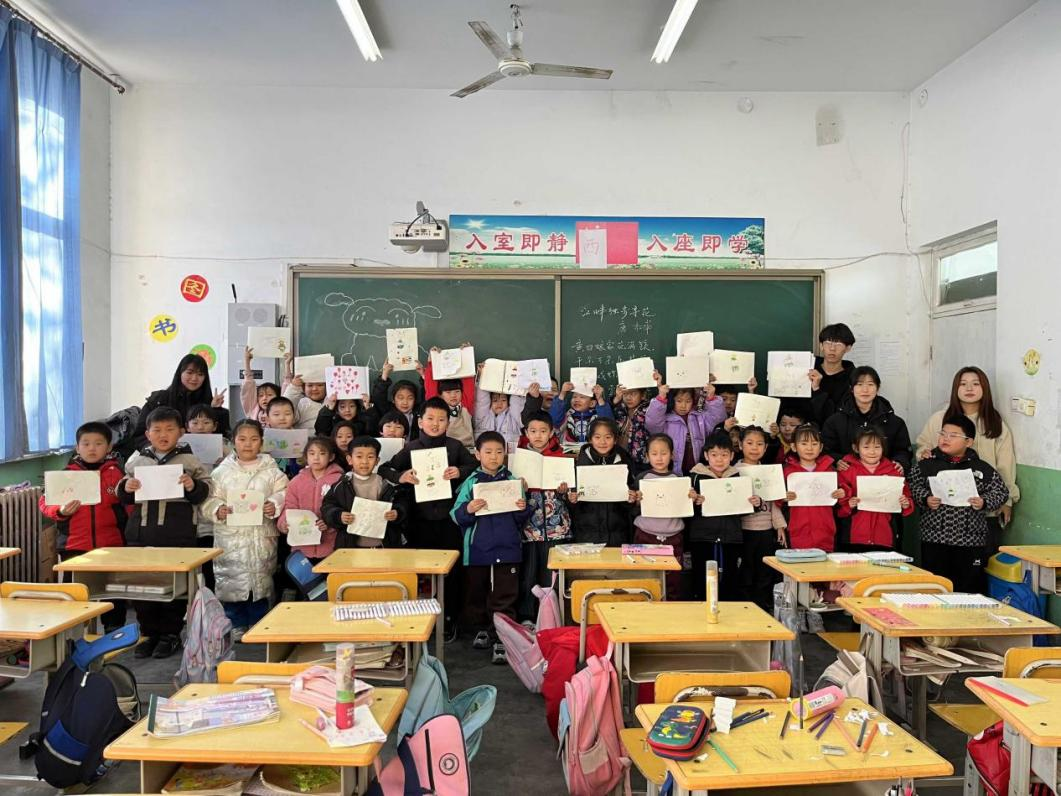 图2赴固营村小学开展美育教育志愿服务