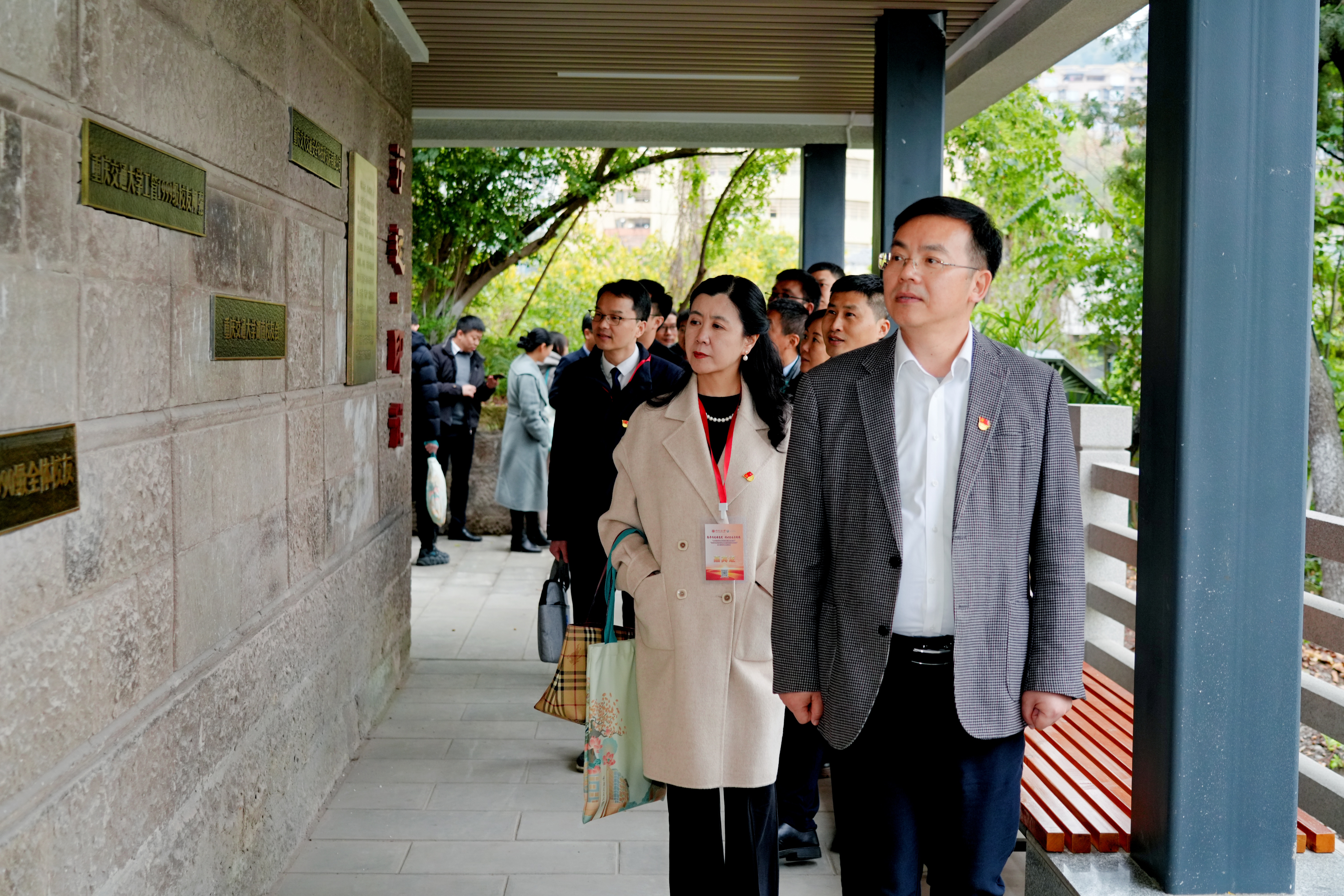 党建联盟单位领导、与会嘉宾与师生一同前往重庆交通大学“两路”精神育人园参观