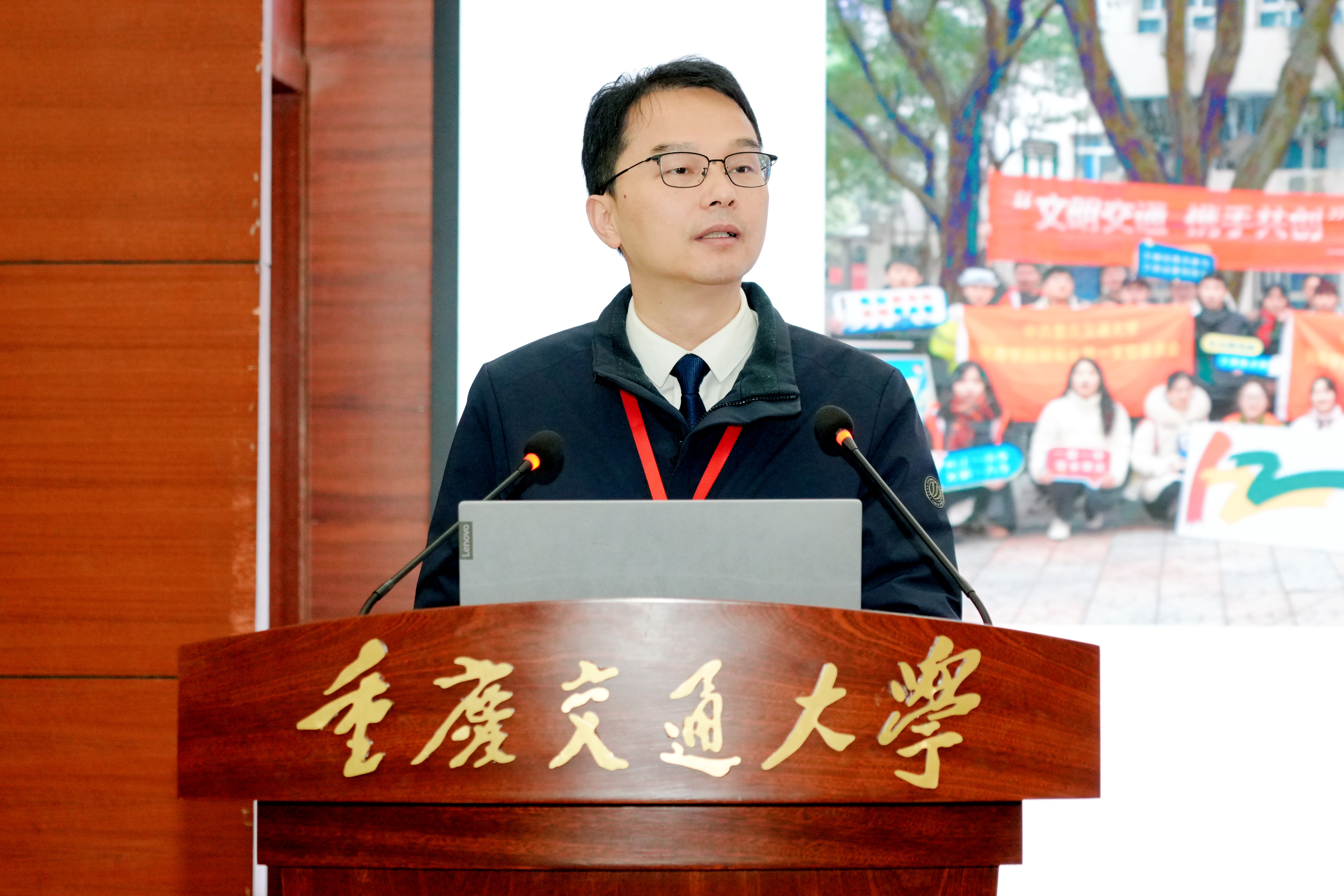 叶四桥汇报“水战略与绿色发展协同创新党建联盟”和“地质安全战略与绿色发展协同创新党建联盟”的建设发展情况