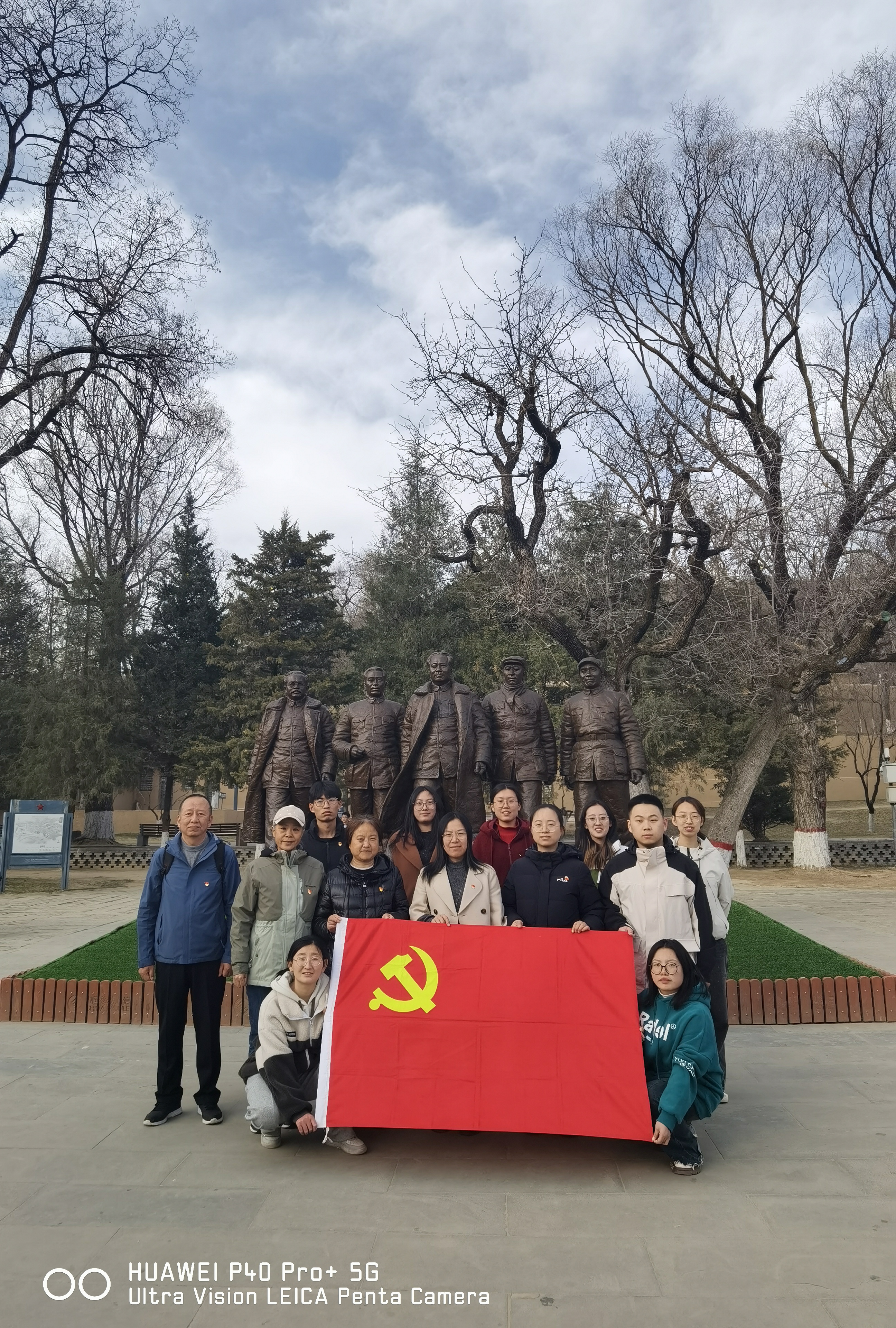 枣园-五位领袖群雕像前合影