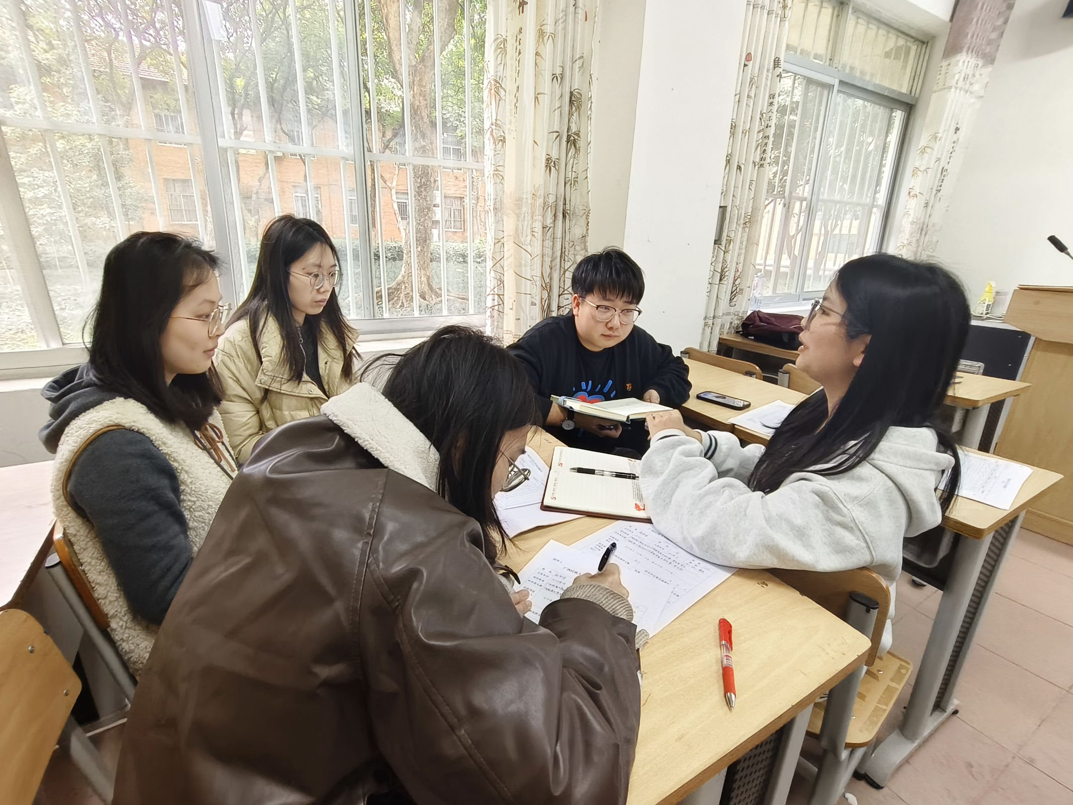 开展自我批评与民主互评