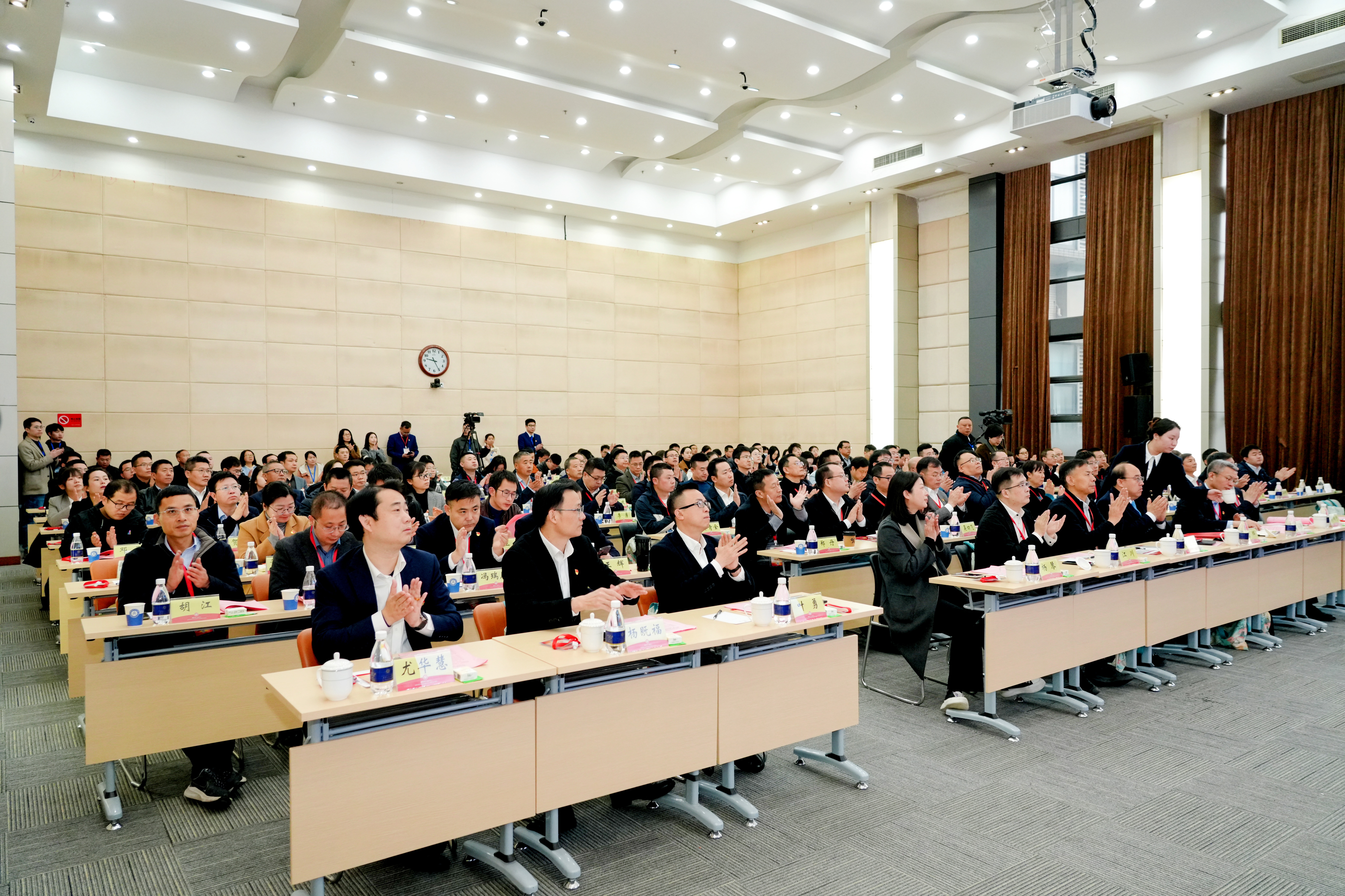 党建联盟单位负责人、各共建党组织负责人、师生校友代表，以及新闻媒体界的来宾朋友共230余人出席会议