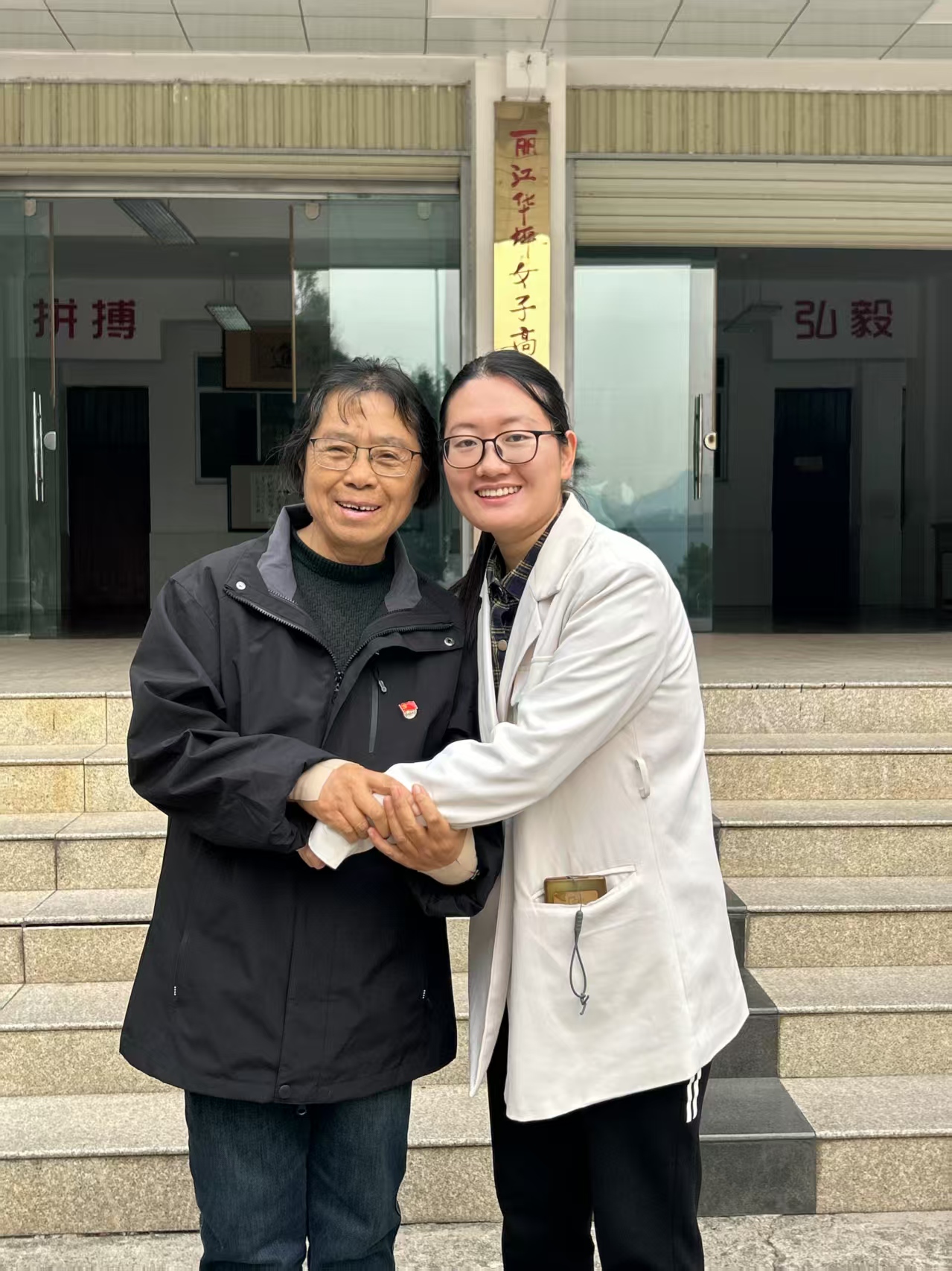 2.杨柳娅与张校长合影留念