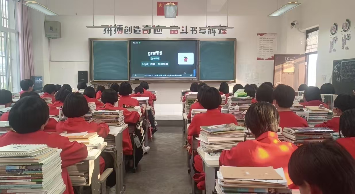3.杨柳娅指导学生单词发音