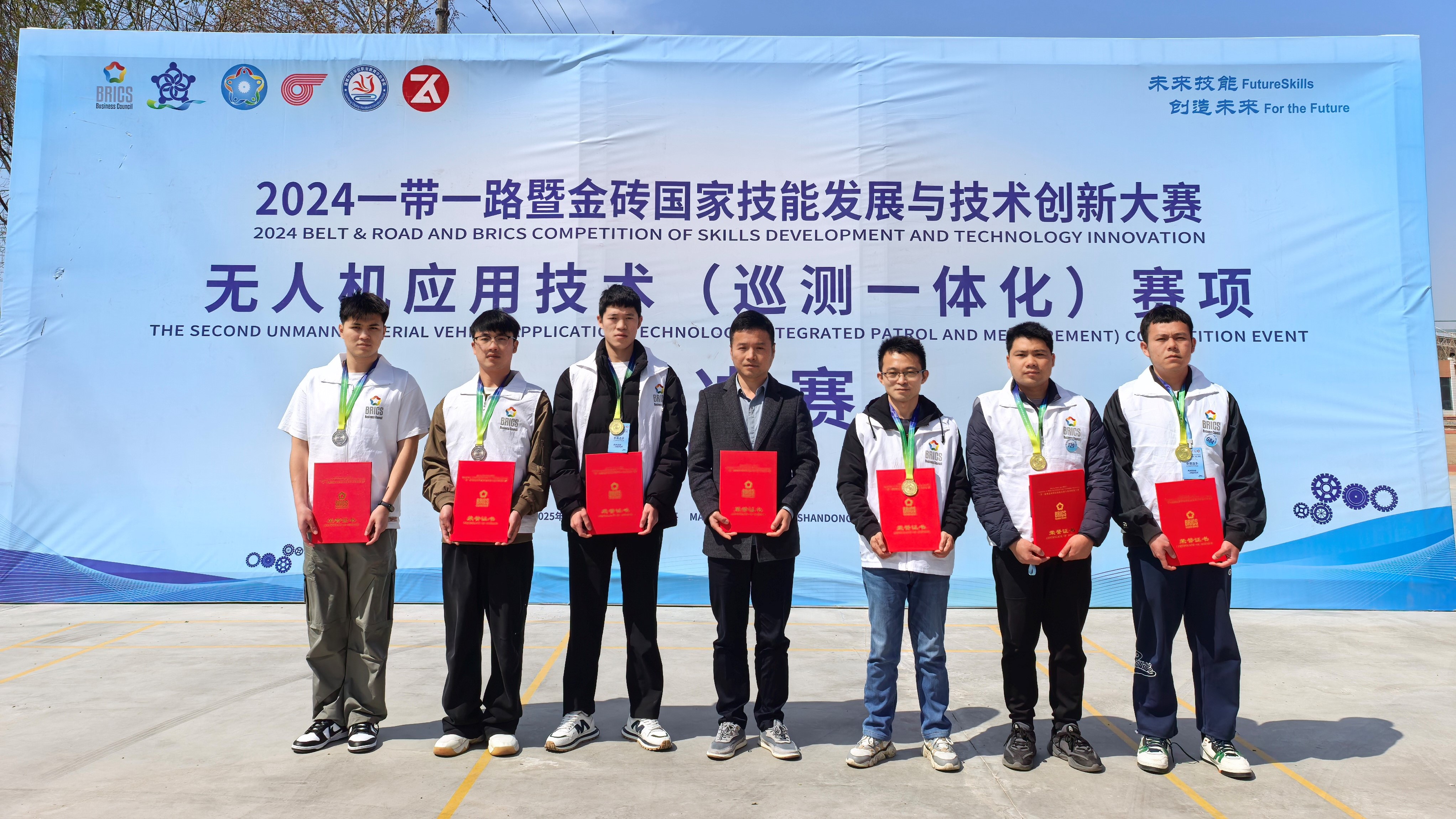 参赛师生合影 参赛师生合影