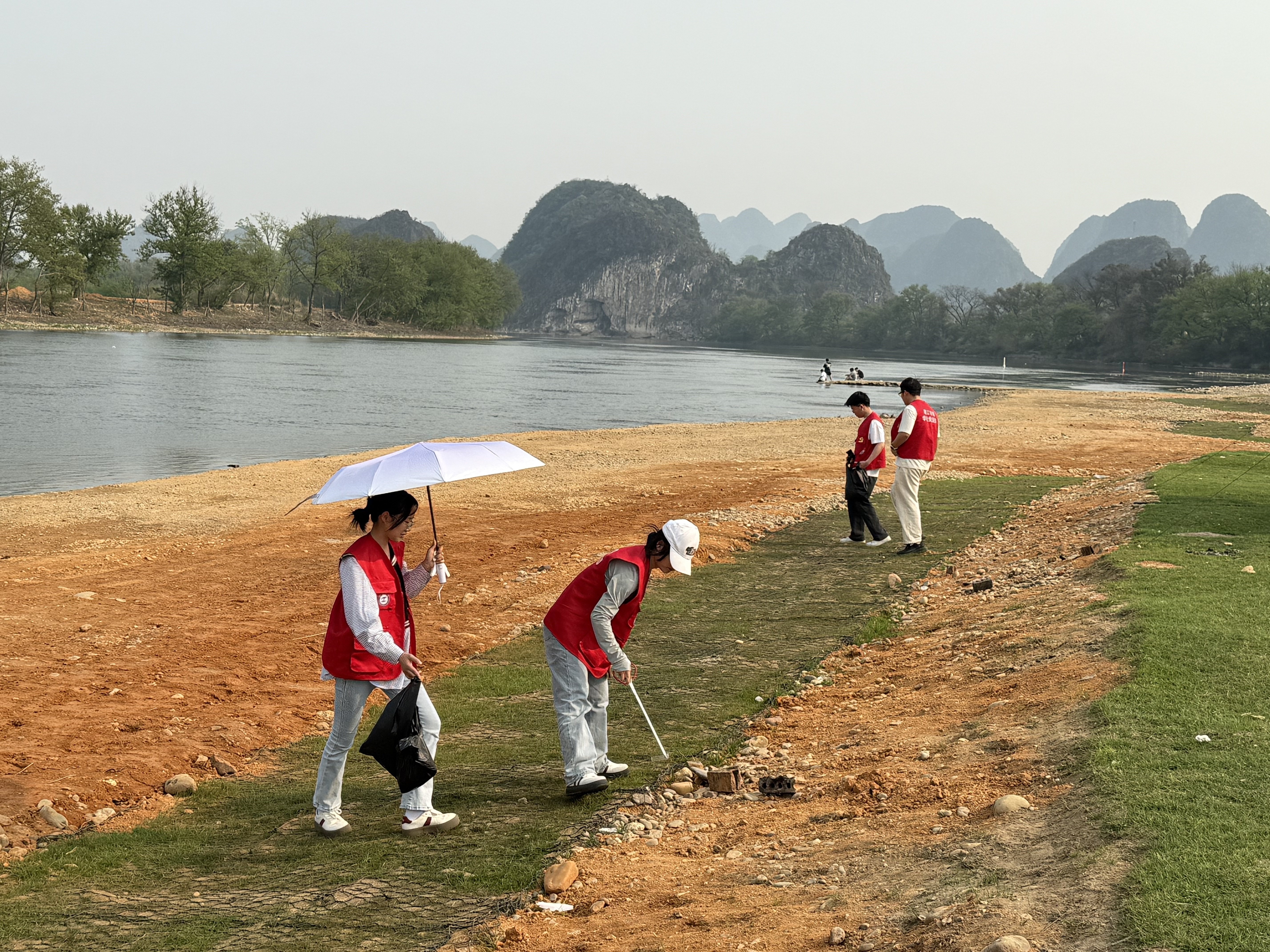 支部成员清理漓江沿岸的生活垃圾