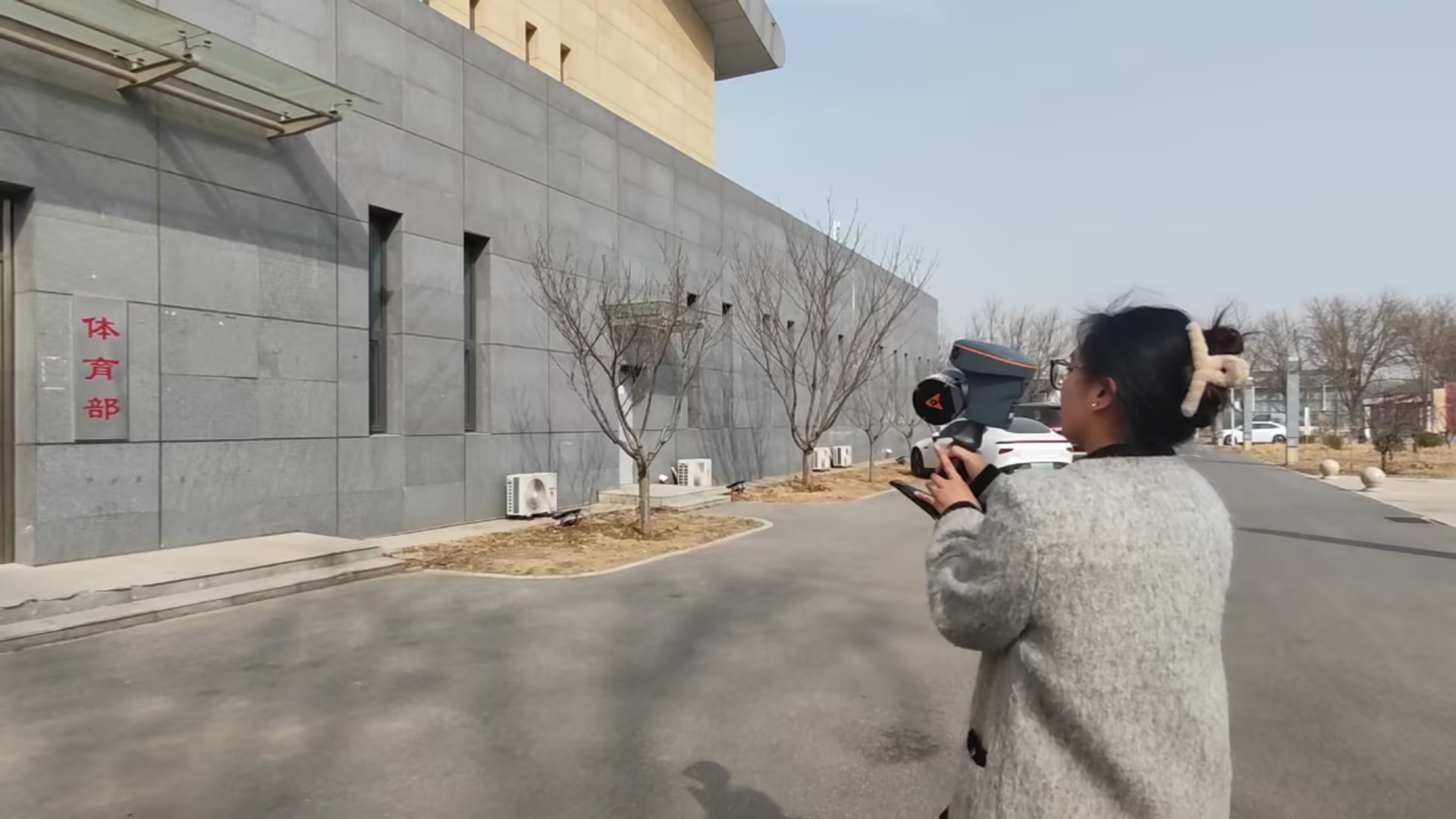 企业技术人员为师生团队实操RS30 手持三维激光扫描仪用法