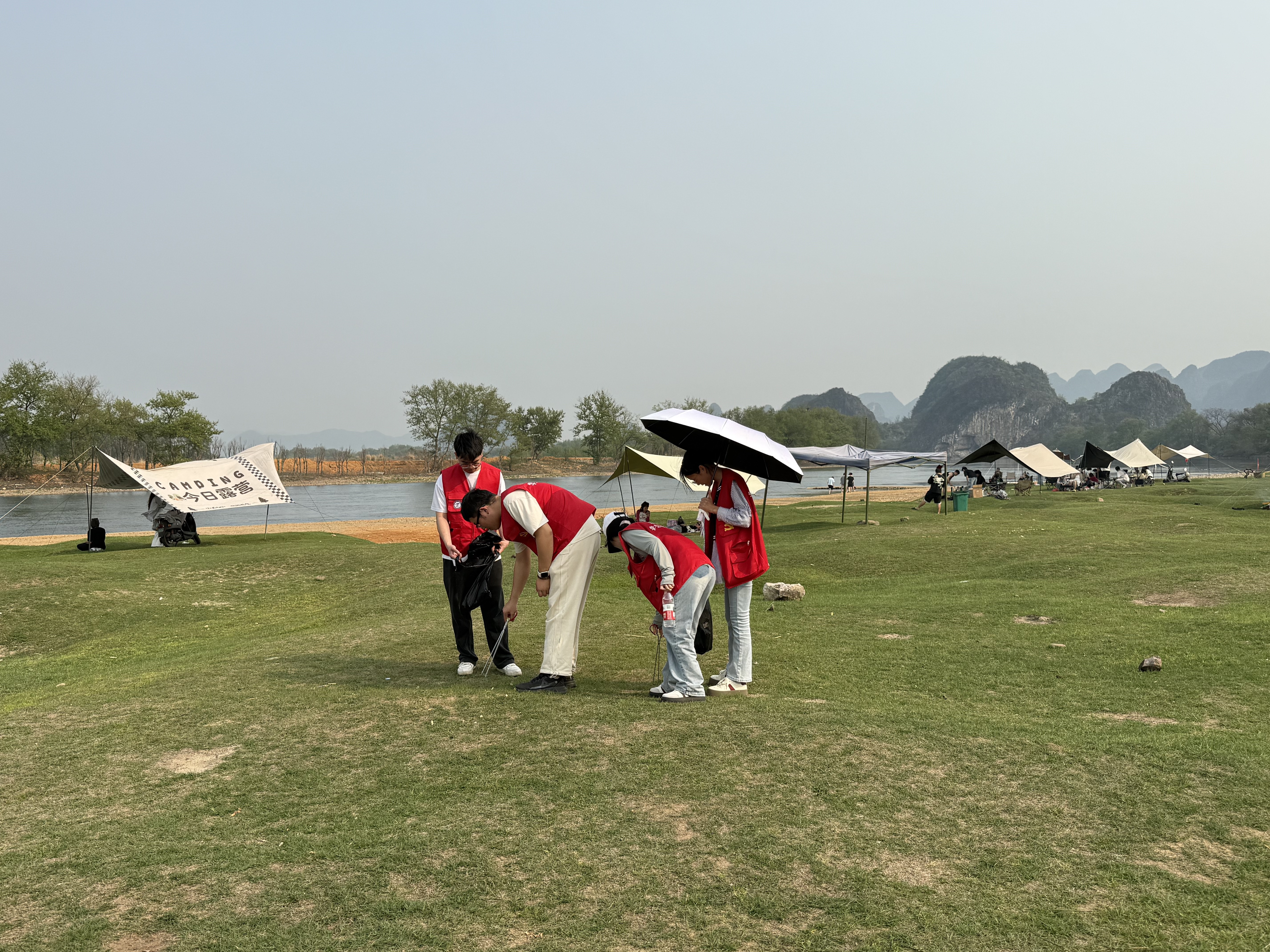 支部成员清理漓江沿岸草地的烟头