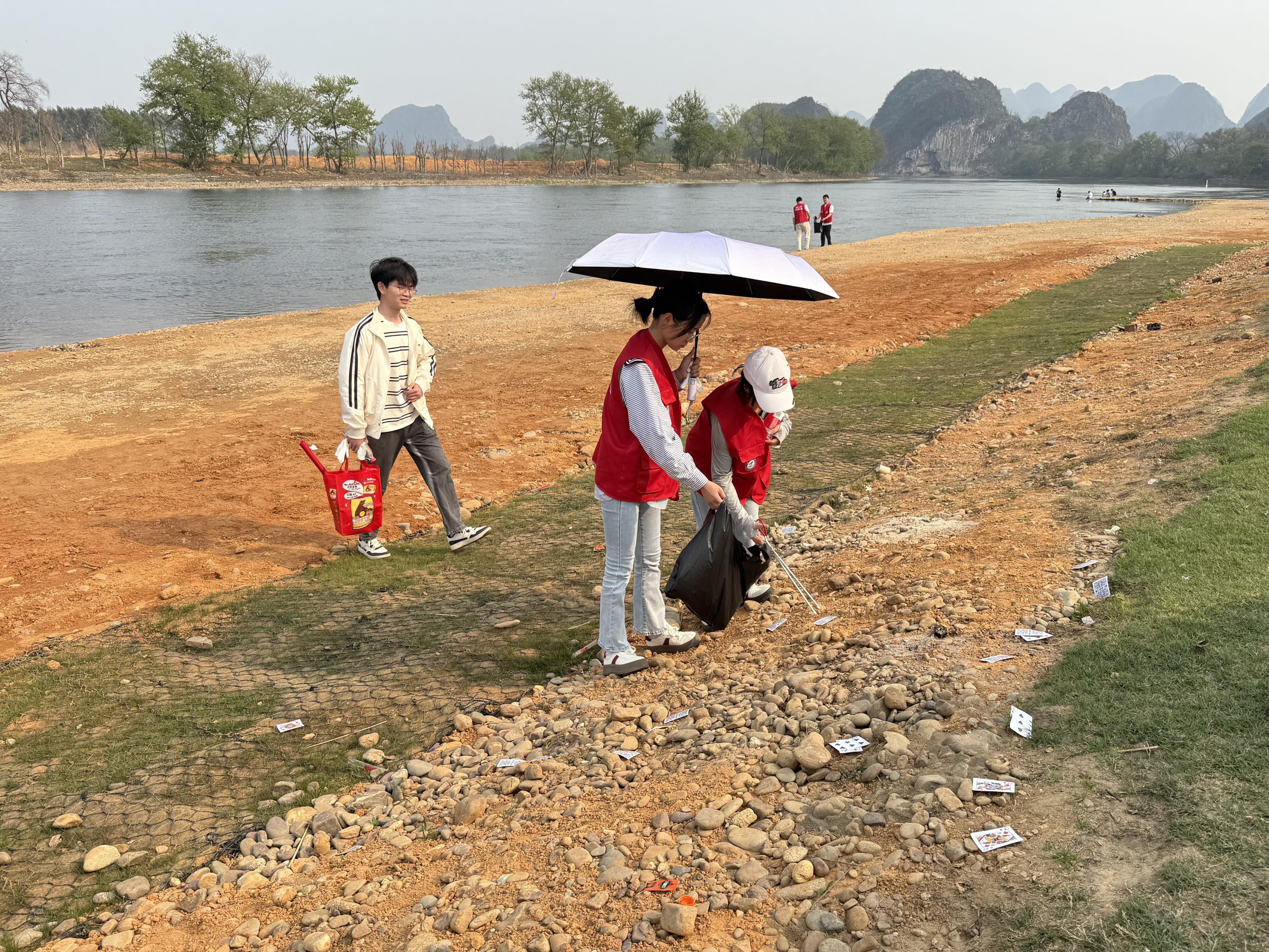 支部入党积极分子正在清理垃圾