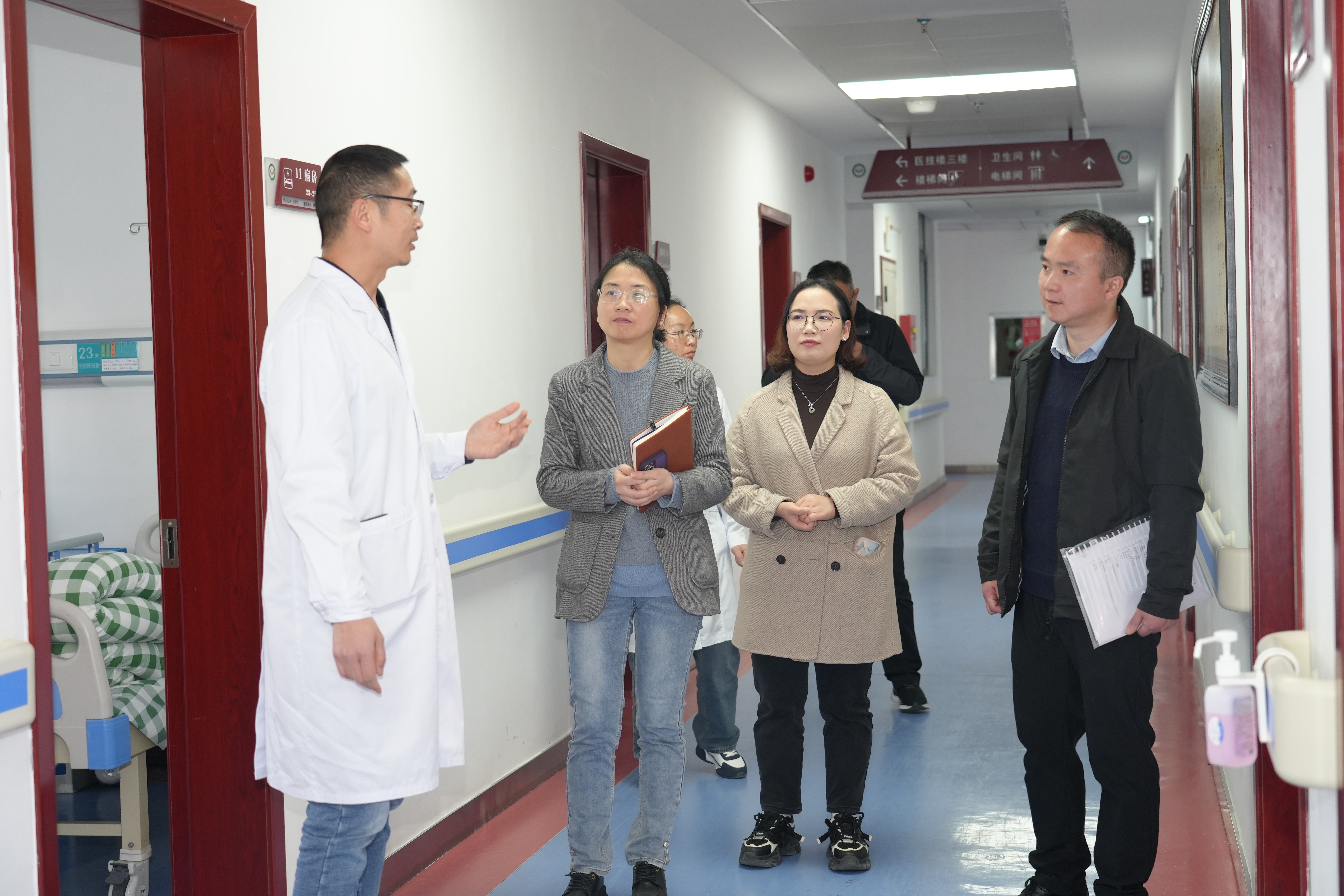 支部书记赴县民族中医院参观1