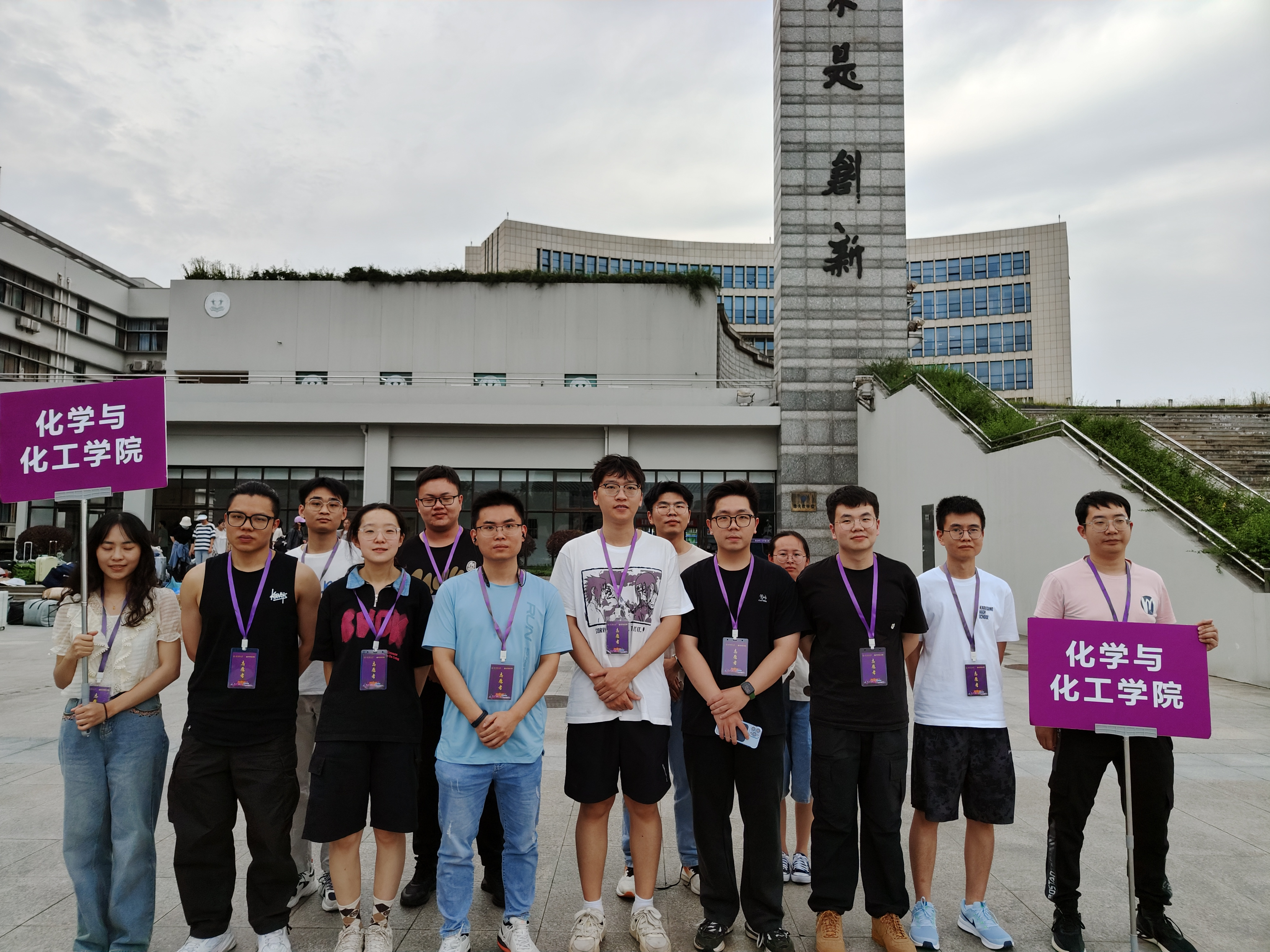 支部成员参与迎新志愿者活动