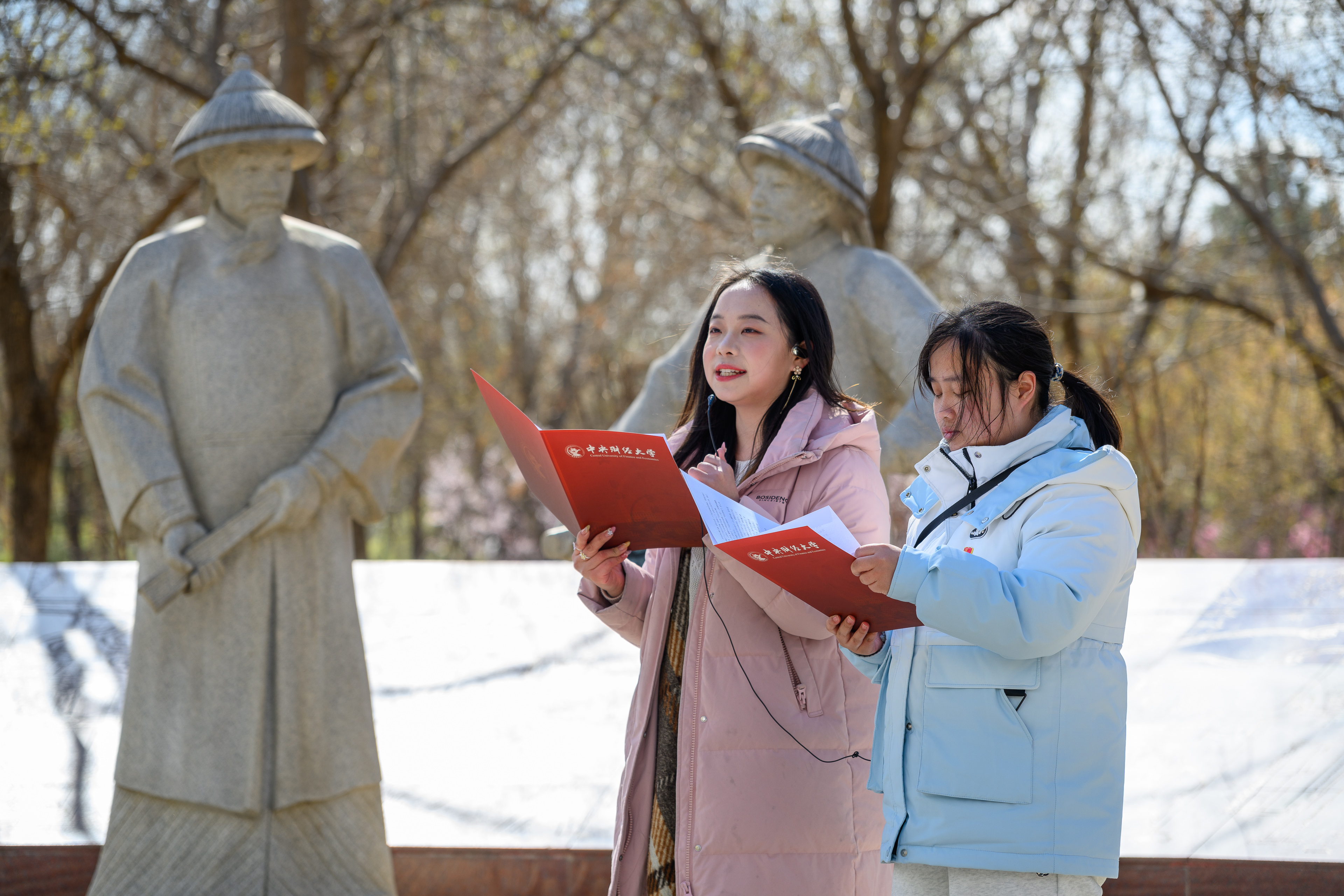 图5：罗苑菁、周笑同学开展微党课