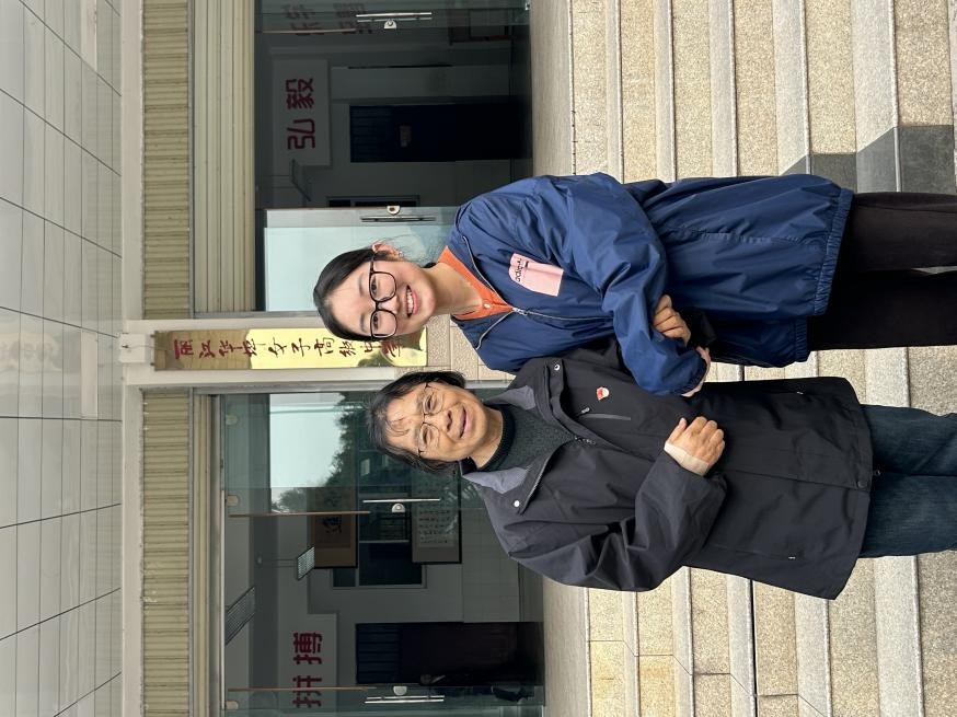 4.廖薛薇同志与张老师合影留念