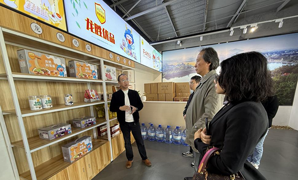 开平优品陈经理向学院领导介绍本土产品