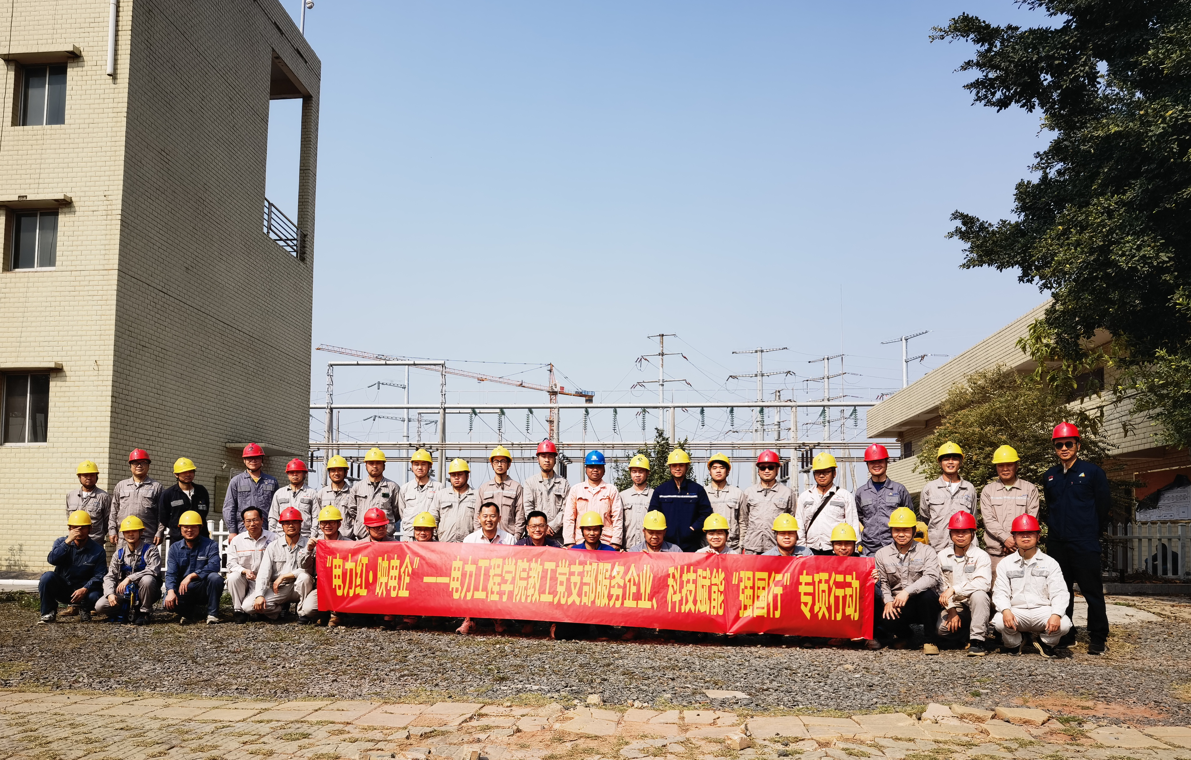 01培训教师与学员合影