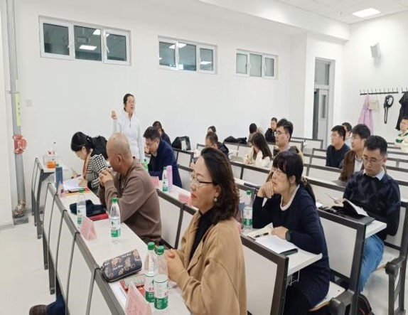 图2 评委专家对教学过程进行点评指导 图2 评委专家对教学过程进行点评指导