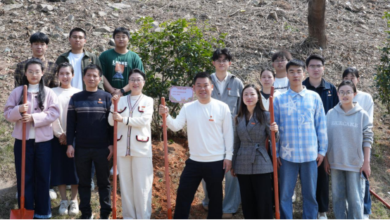 2025年4月，将植树节活动上成一场“行走的思政课”
