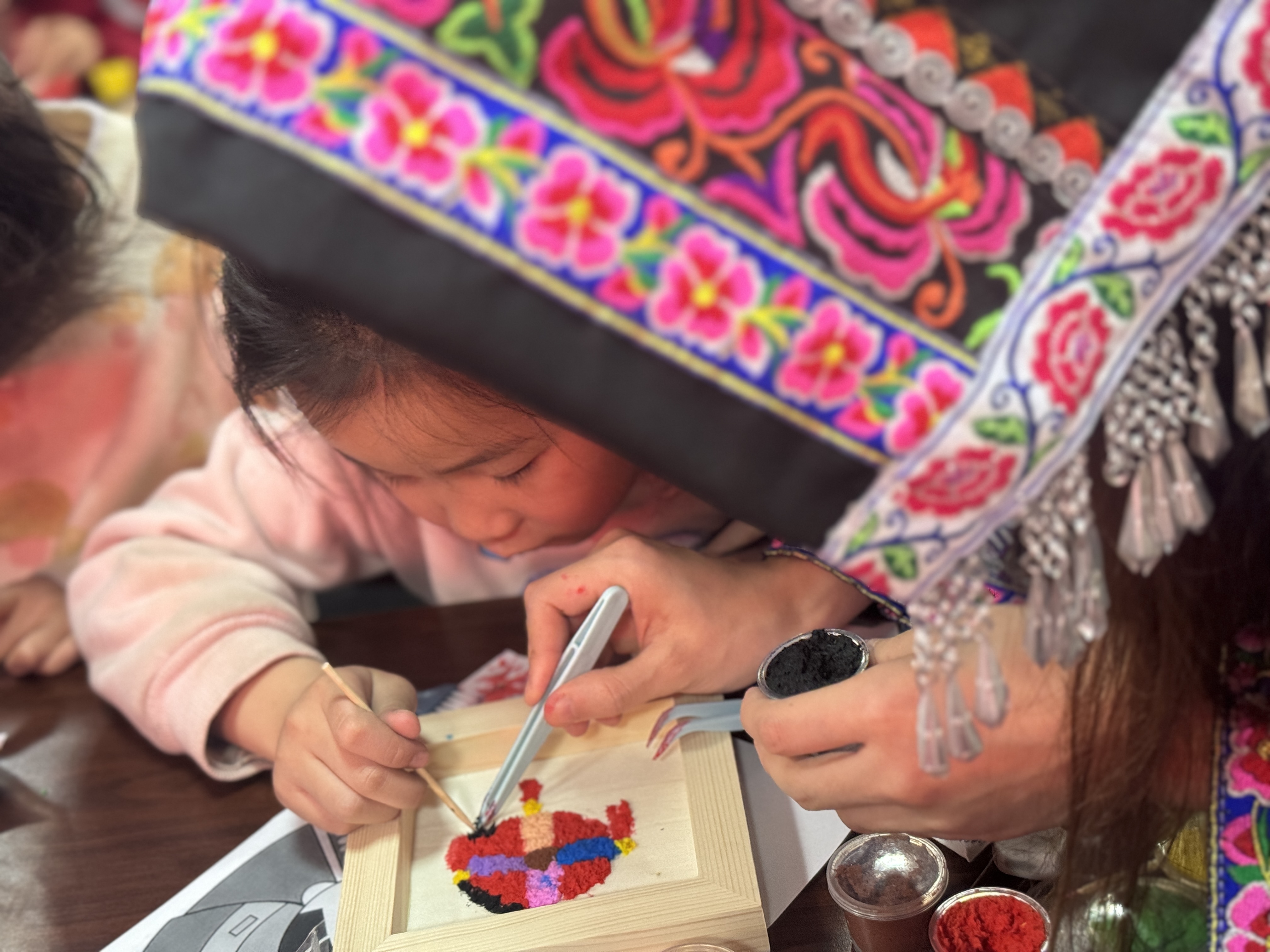指导孩子们制作纸浆画1