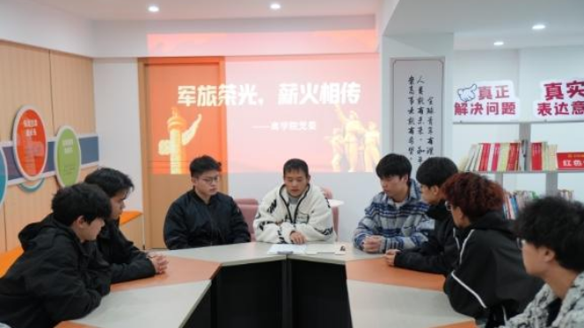 党群服务进行时｜商学院举行“薪火相传·红色荣光军旅梦”主题党日活动