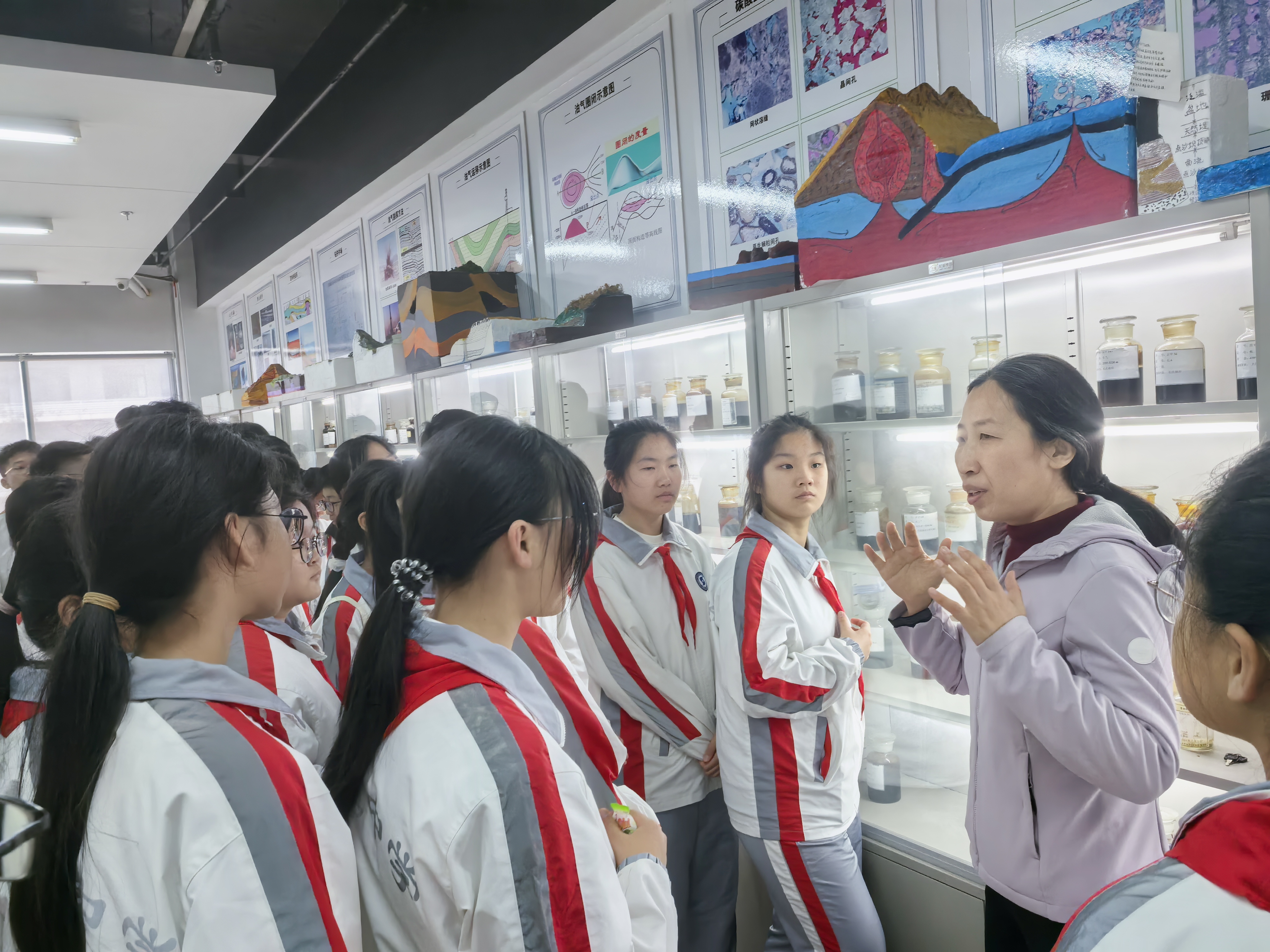 于翠玲为青岛西海岸超银中学学生做科普-