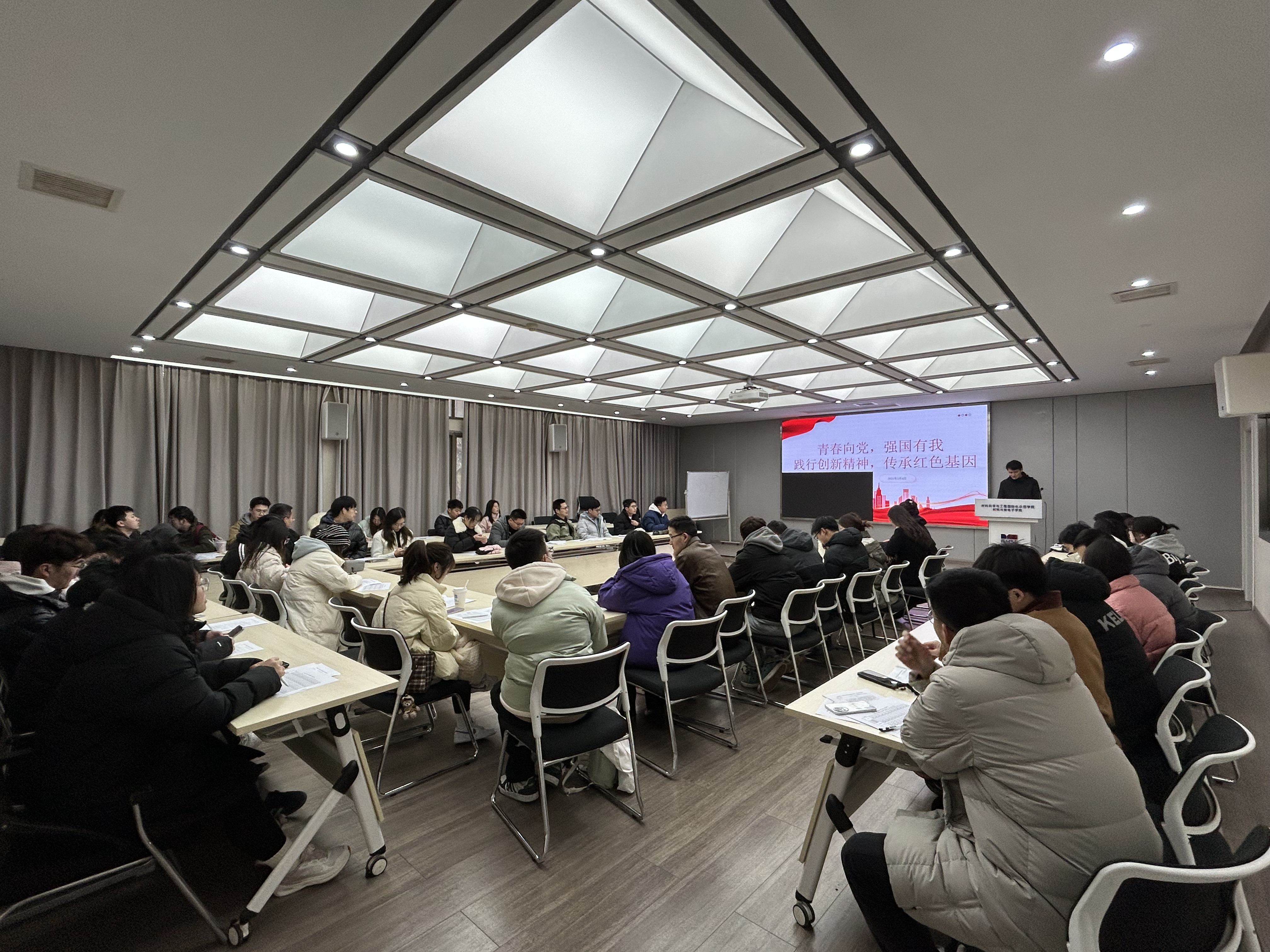图一 支部成员填写民主评议表