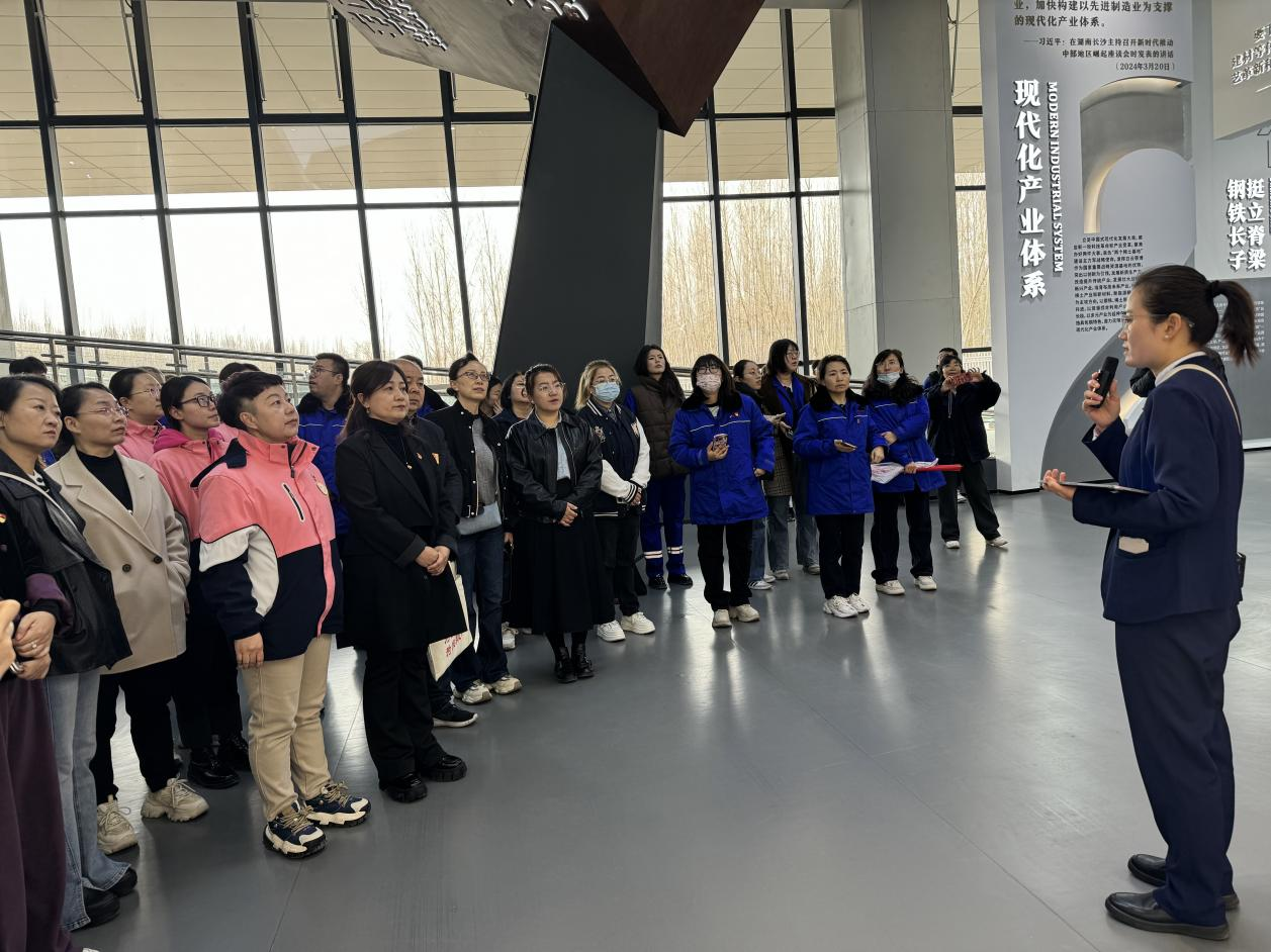 参观包钢科技商务中心主题展 参观包钢科技商务中心主题展