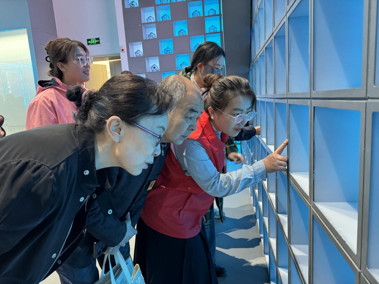 师生观看稀土矿物标本 师生观看稀土矿物标本