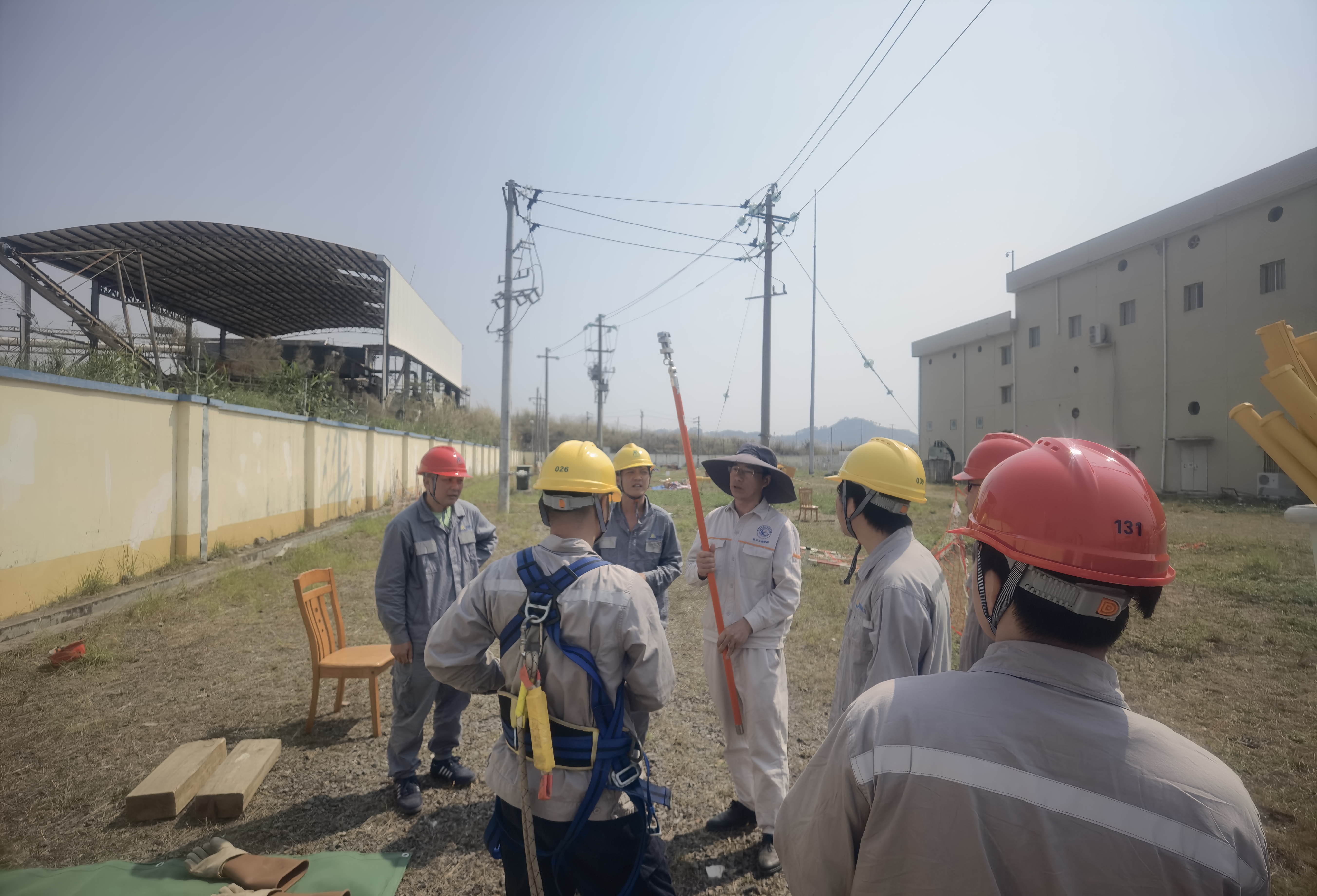 04我院教师向学员演示绝缘锁杆的使用