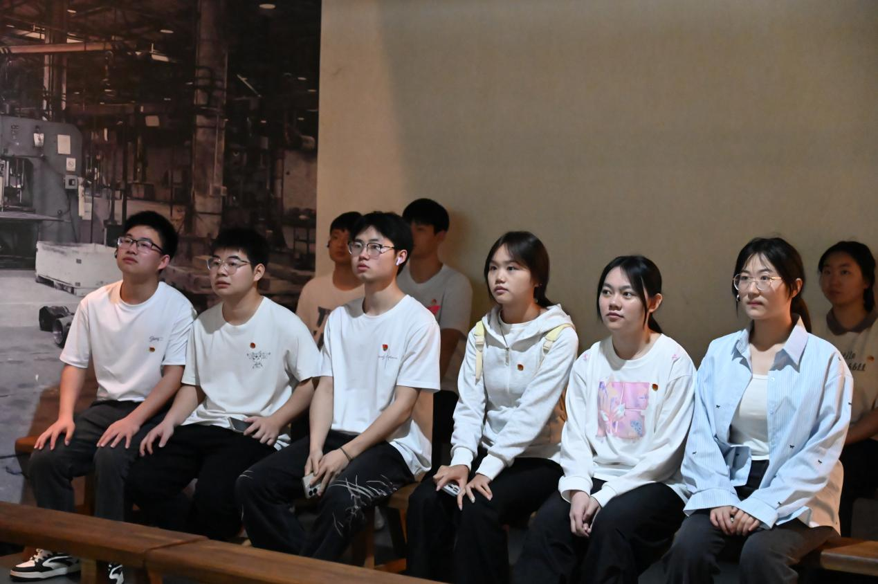 学生专心听讲 学生专心听讲