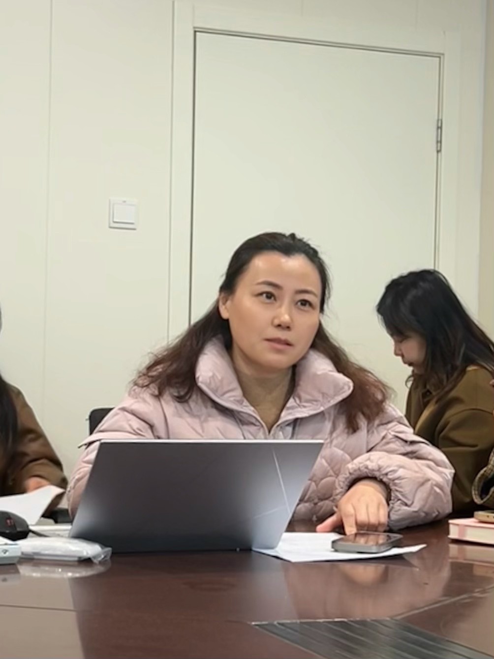 图1：土建教工支部书记沈芳发表讲话
